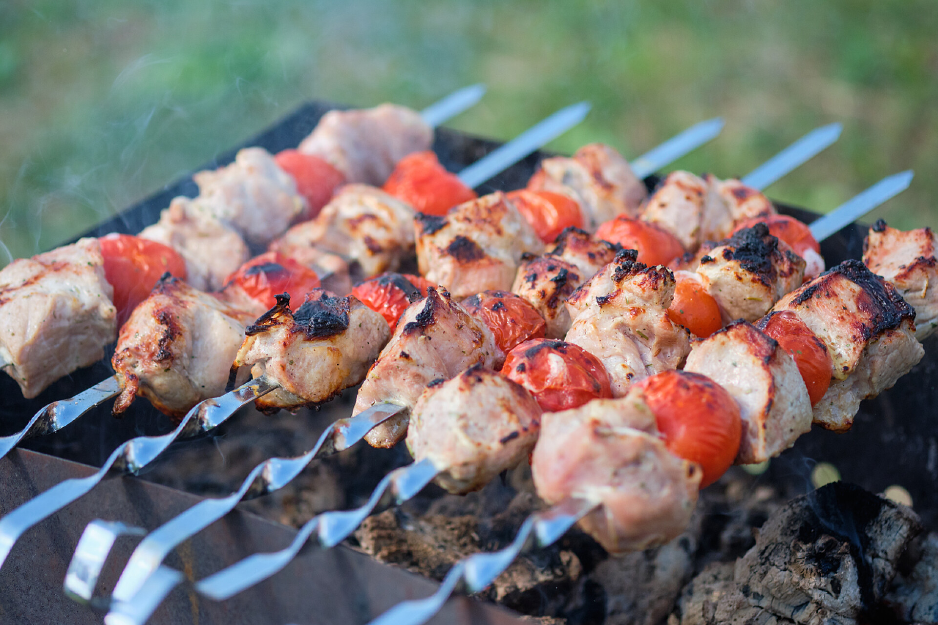 烧烤架上的烤肉特写烤串与肉类和蔬菜的性质