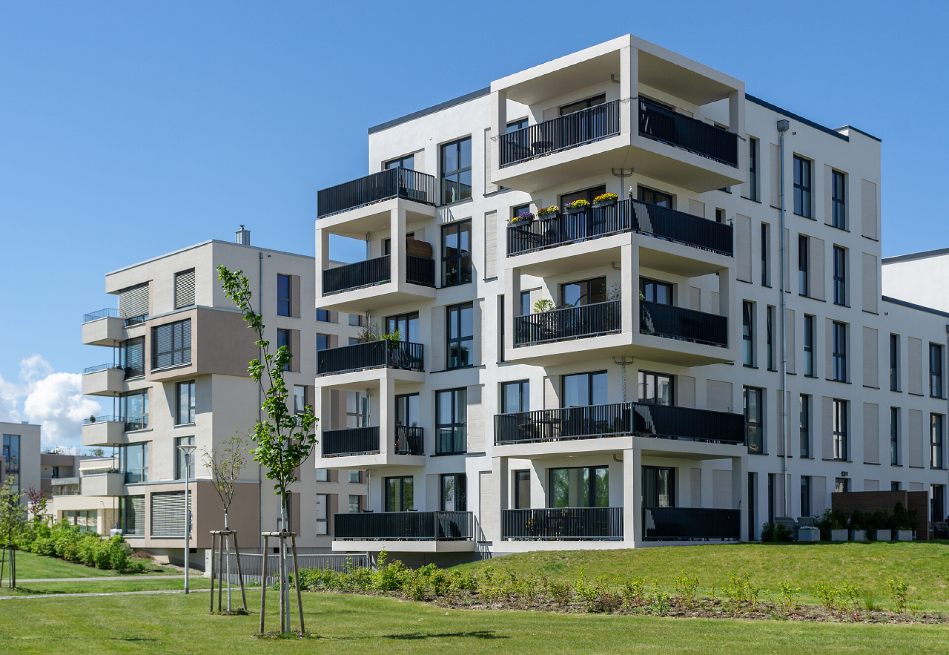 蓝色天空下的白色建筑特写