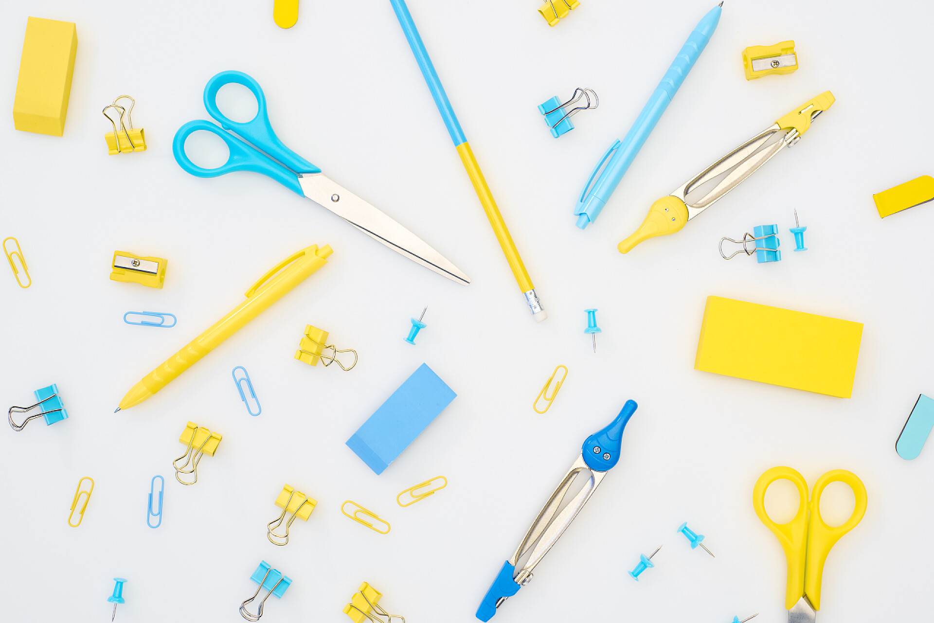 蓝色和黄色的文具在白色背景前蓝色和黄色文具在白色背景的混合