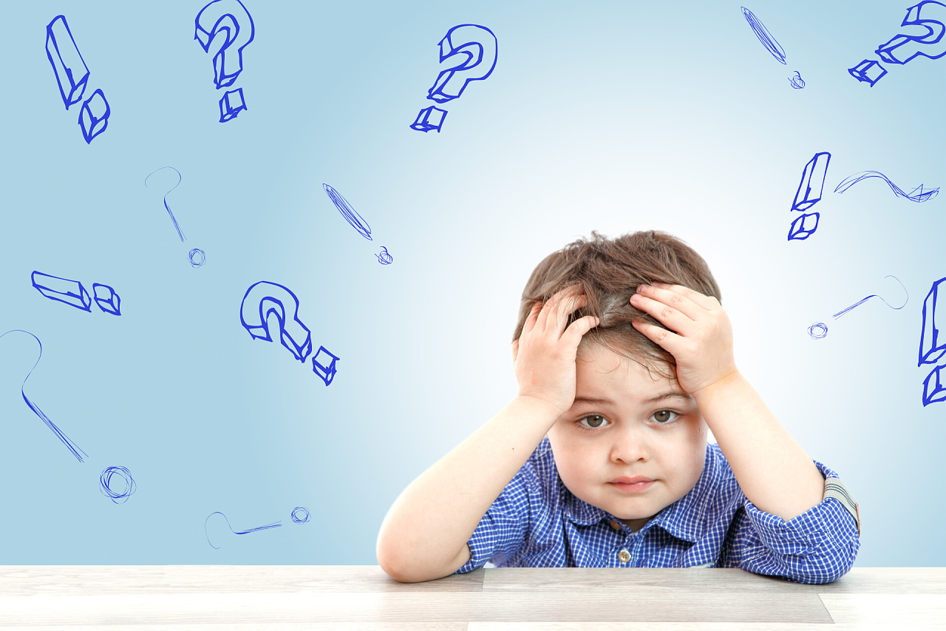 可爱的男孩和他的问题小可爱的男孩和他的问题在光背景