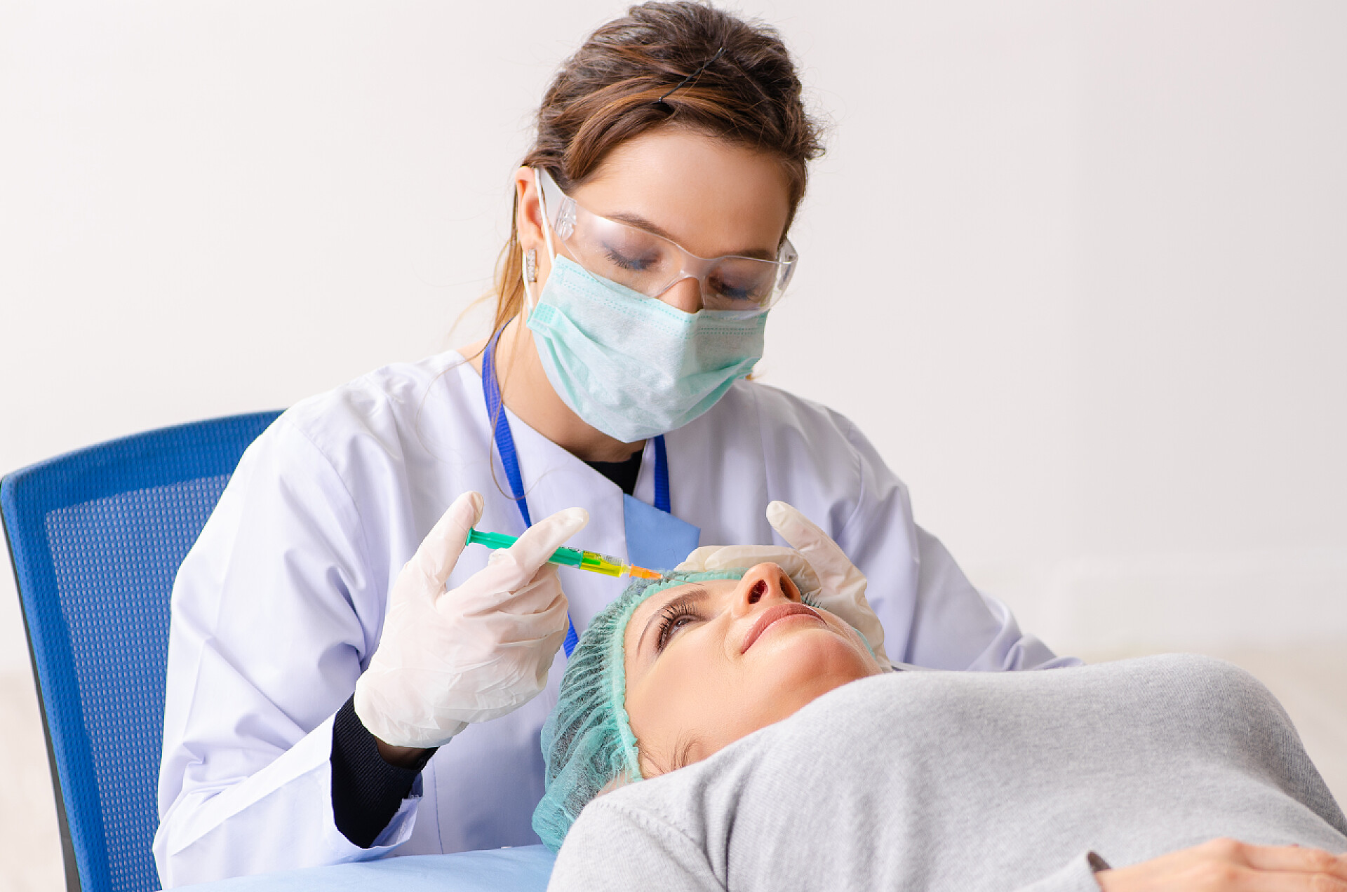 正在做整容手术的女医生准备整容手术的妇女