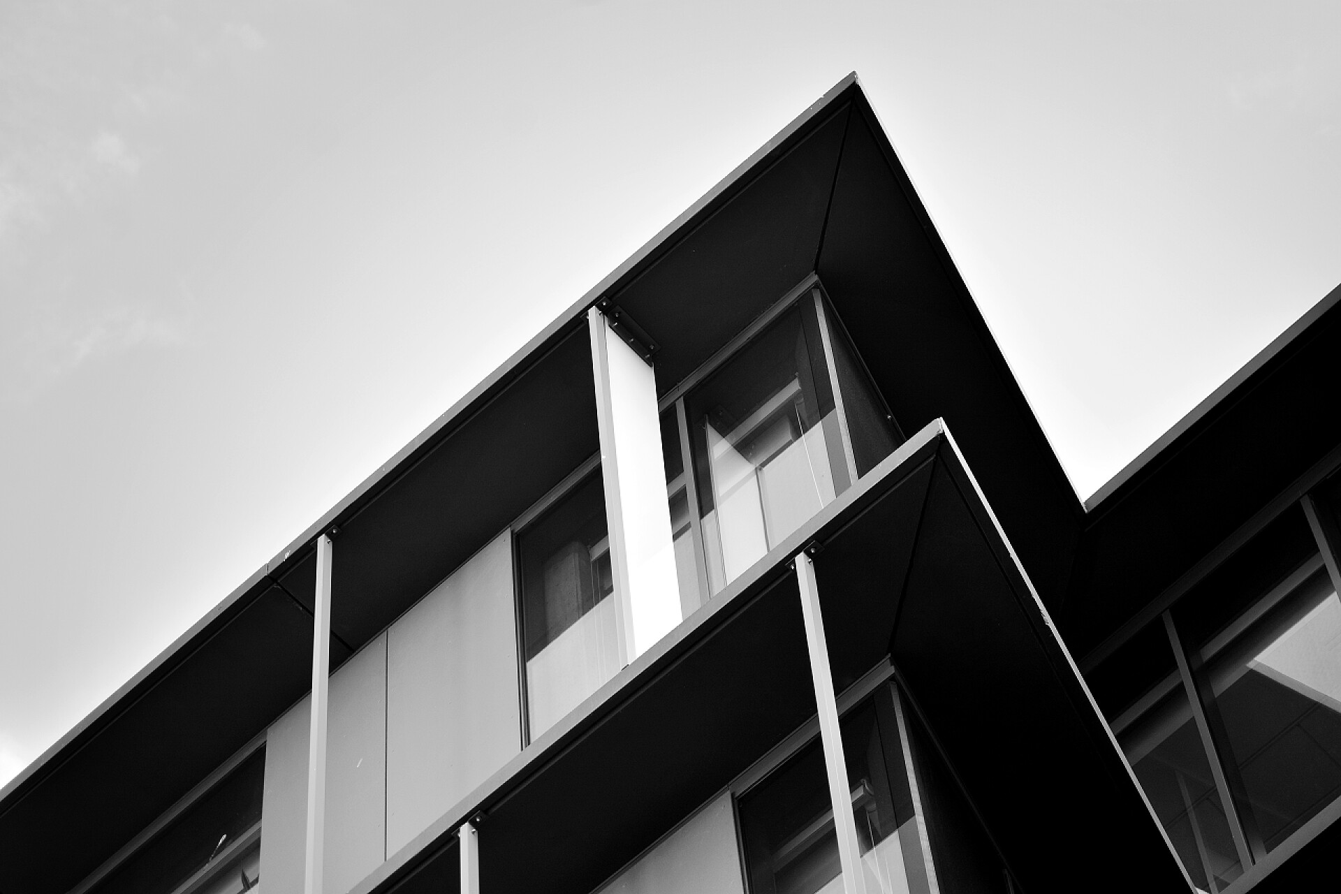 黑白色的办公楼现代办公楼的门面碎片。玻璃墙的外部, 质地抽象。黑色和白色.