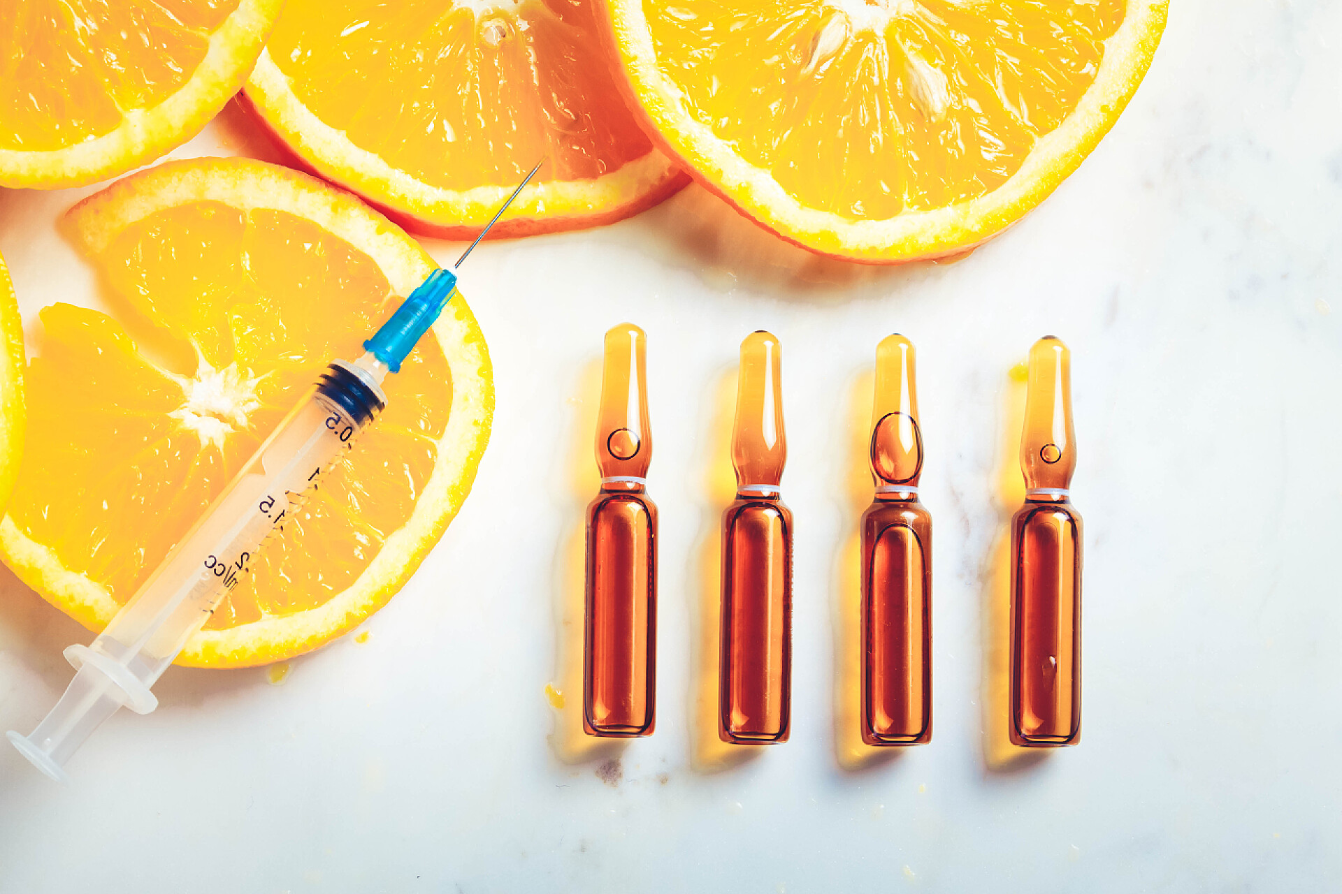 天然的抗衰老血清和注射器维生素C概念
