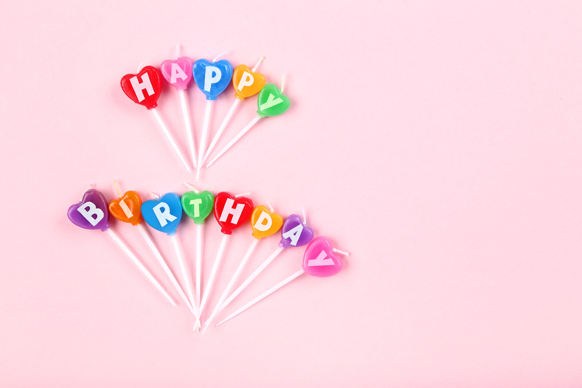 粉红色背景上的生日快乐蜡烛粉红色背景上的生日快乐蜡烛