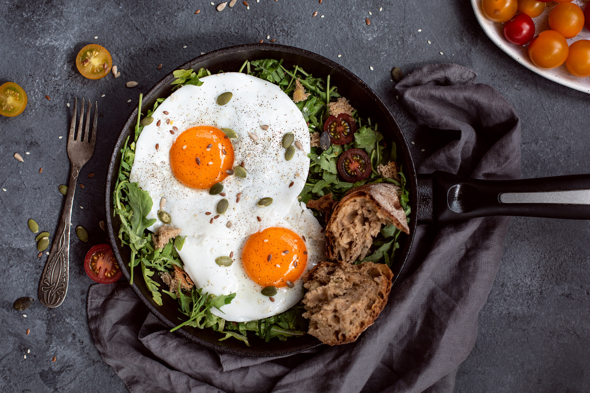 煎锅中的煎鸡蛋吃新鲜鸡蛋的早餐。平铺.