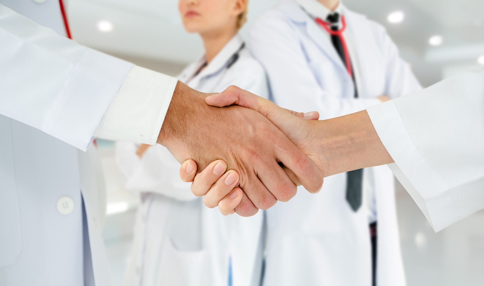 护士和外科医生一起合作与其他医生在医院工作的医生.