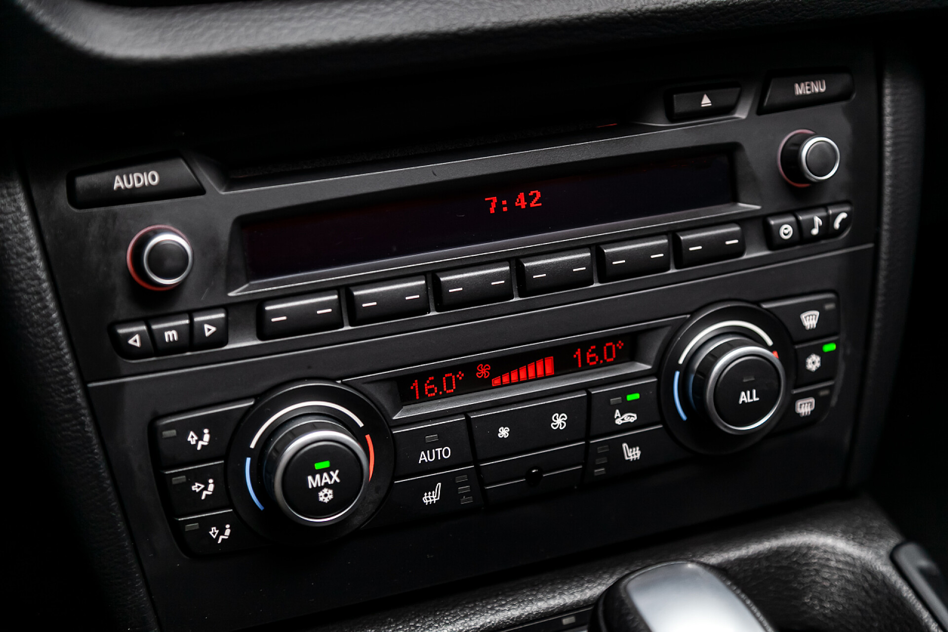 汽车里的黑色内饰特写汽车黑色内饰特写：仪表盘与温度，时钟，调整鼓风机，空调等按钮。软对焦 