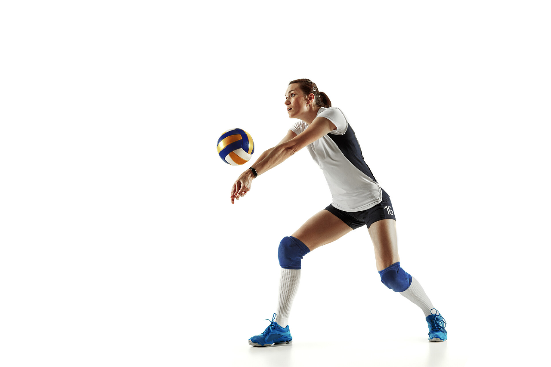 白色背景前的年轻女排运动员