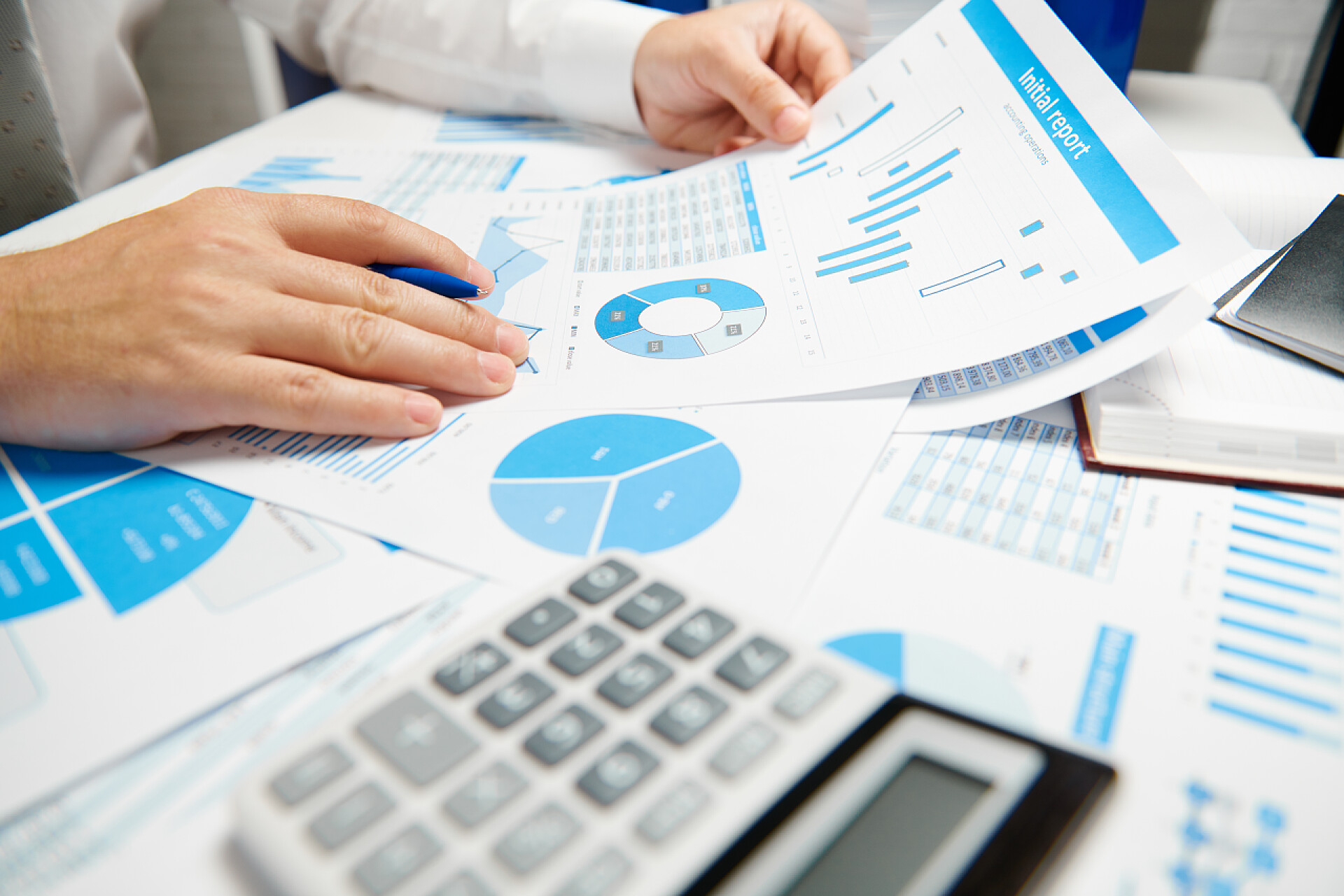 办公室员工在做数据报告商人工作和计算,阅读和写报告。办公室员工,表特写。企业财务会计概念.