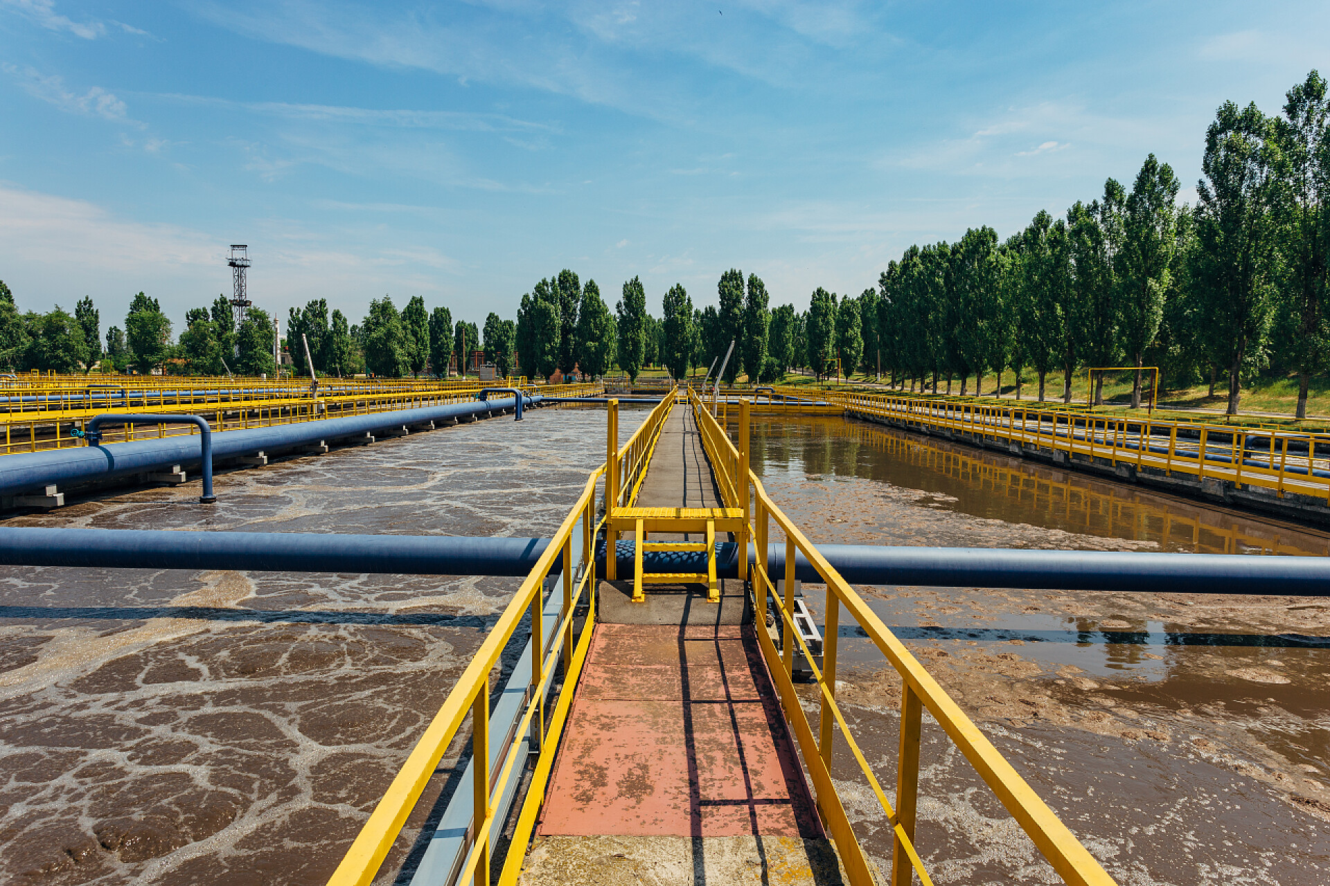 污水处理厂现代化的污水处理厂。用于曝气和生物日志的罐