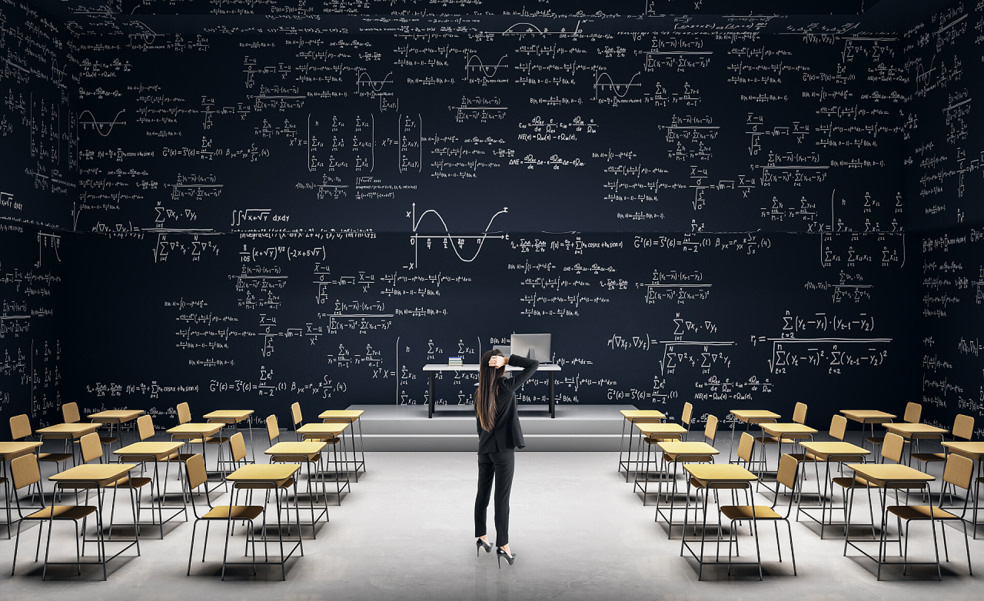 站在教室内部的一位老师现代课堂的女商人 