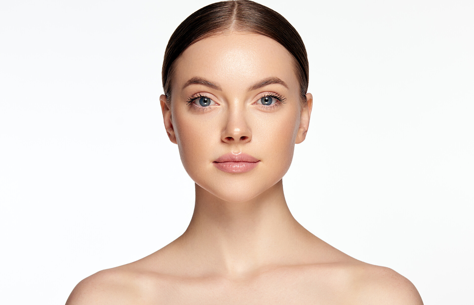 拥有洁白新鲜皮肤的年轻女人漂亮的年轻女人,脸上有洁白而新鲜的皮肤.女孩面部治疗。化妆品、美容美发和温泉