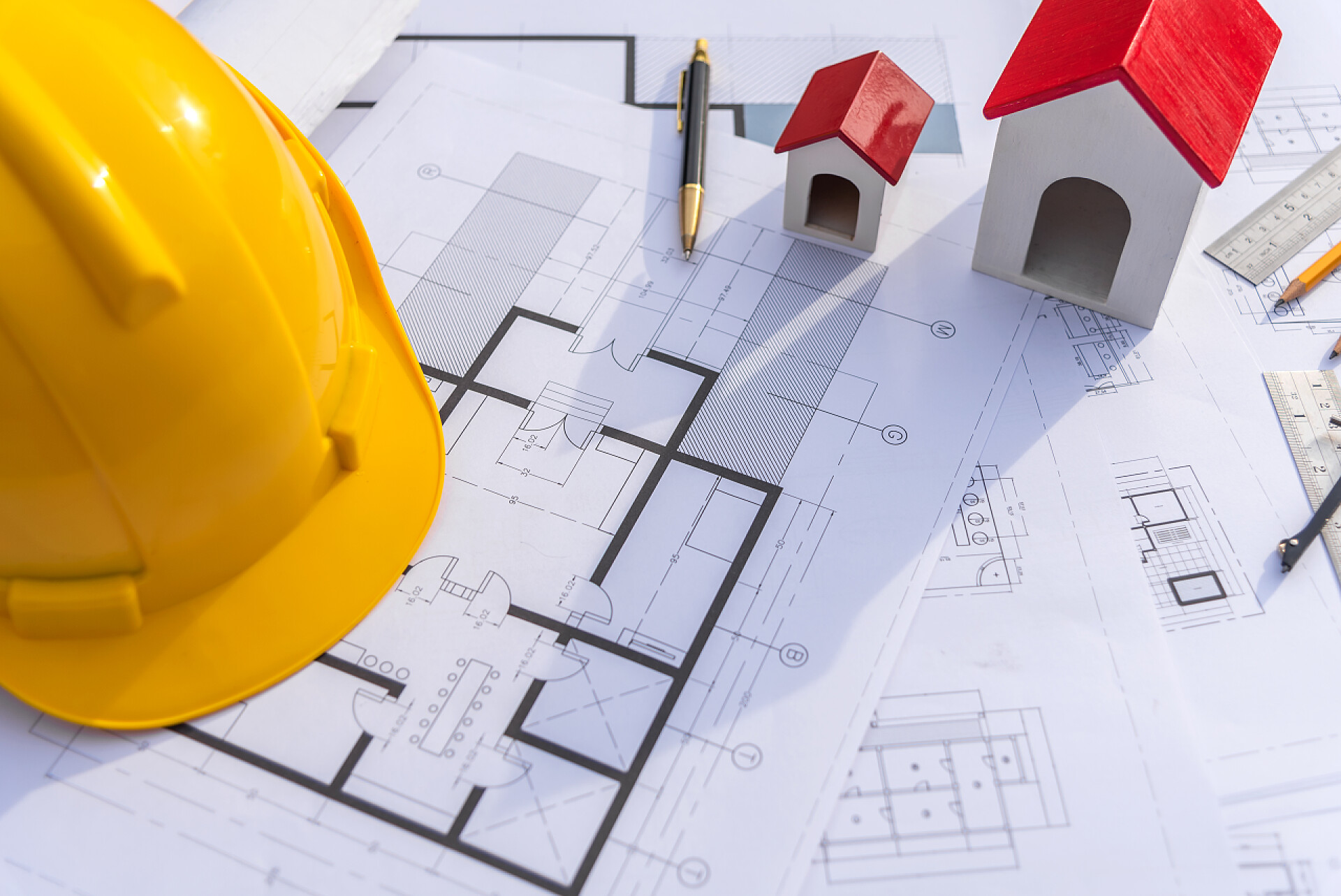 工地绘制建筑图纸建筑师办公桌与蓝图和安全帽康服务建筑.