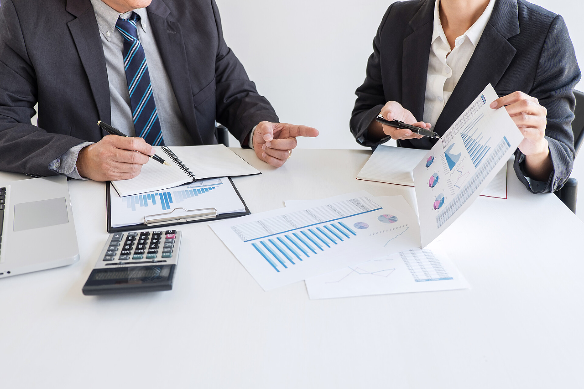 在办公室讨论战略的商务团队业务团队合作伙伴会议工作和谈判分析 