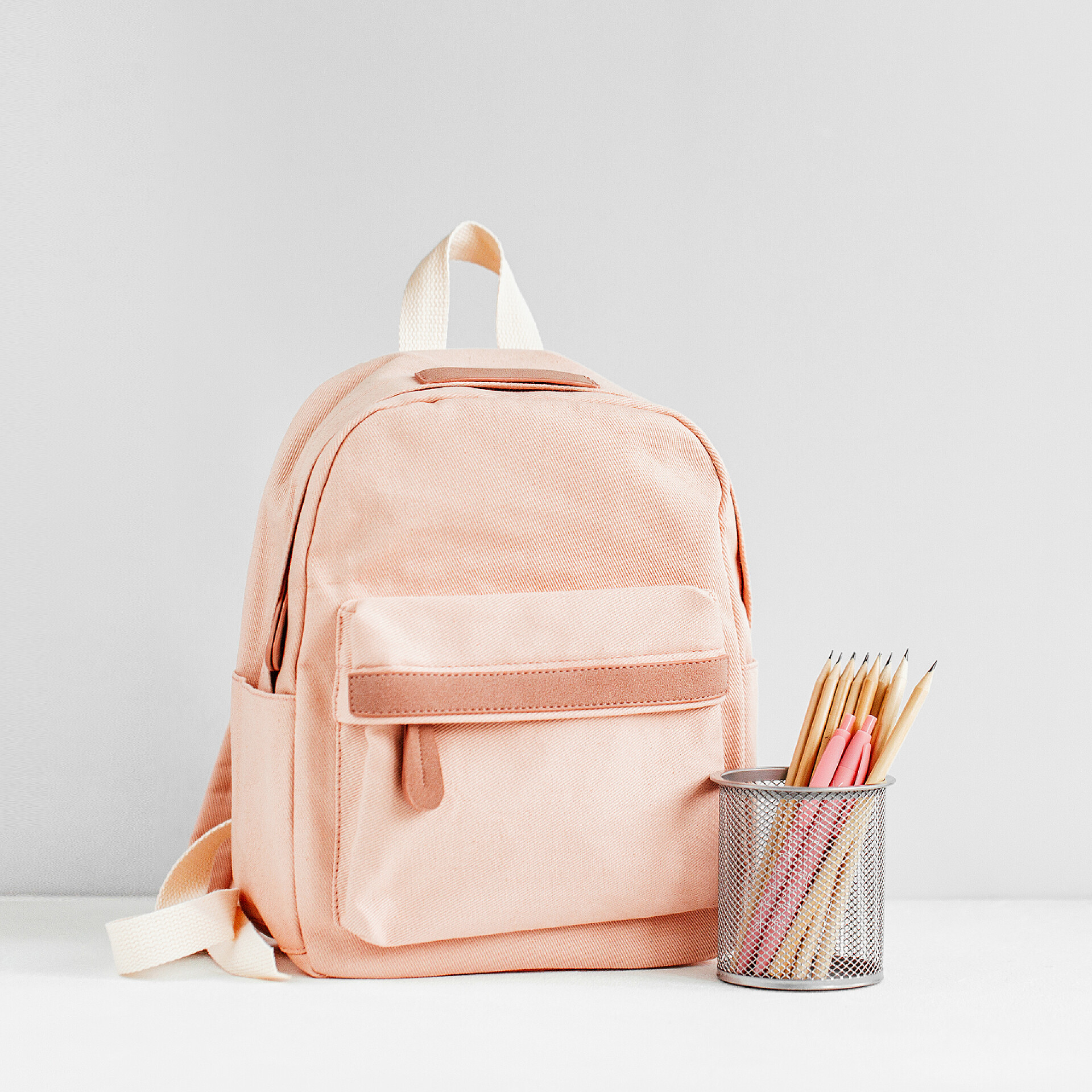 时尚淡粉色背包白色背景的时尚淡粉色背包