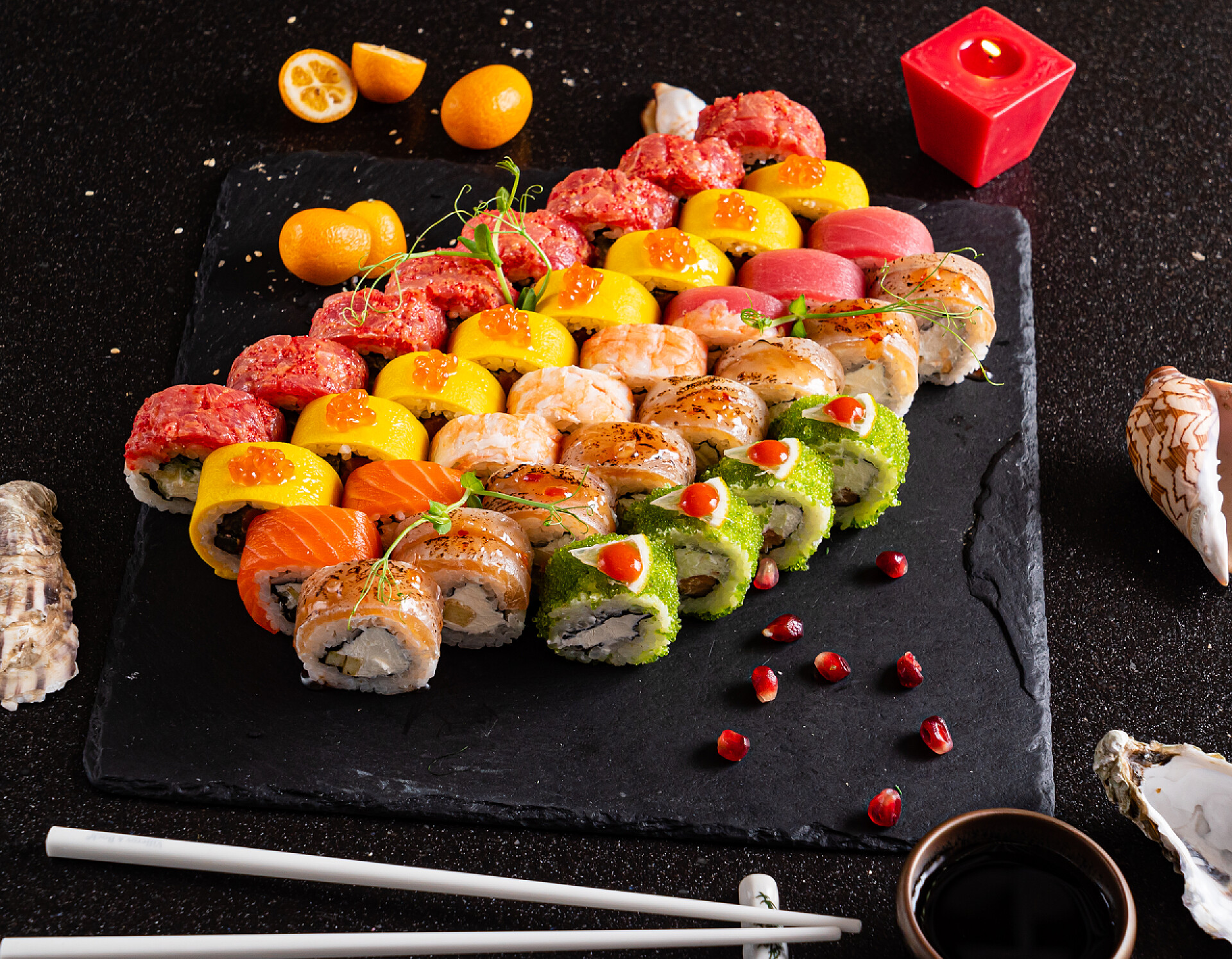 黑色背景板上的寿司寿司放在黑色背景上