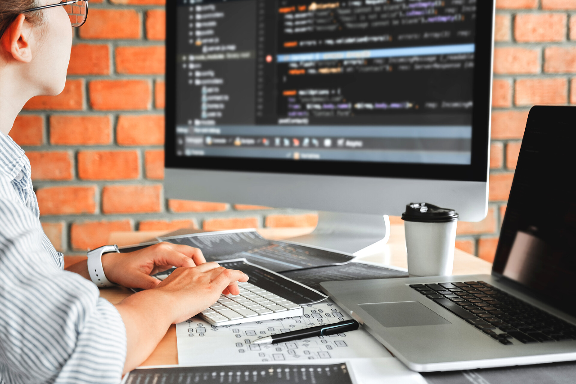 在桌子上工作的男人开发集中编程器读取计算机代码 Develo