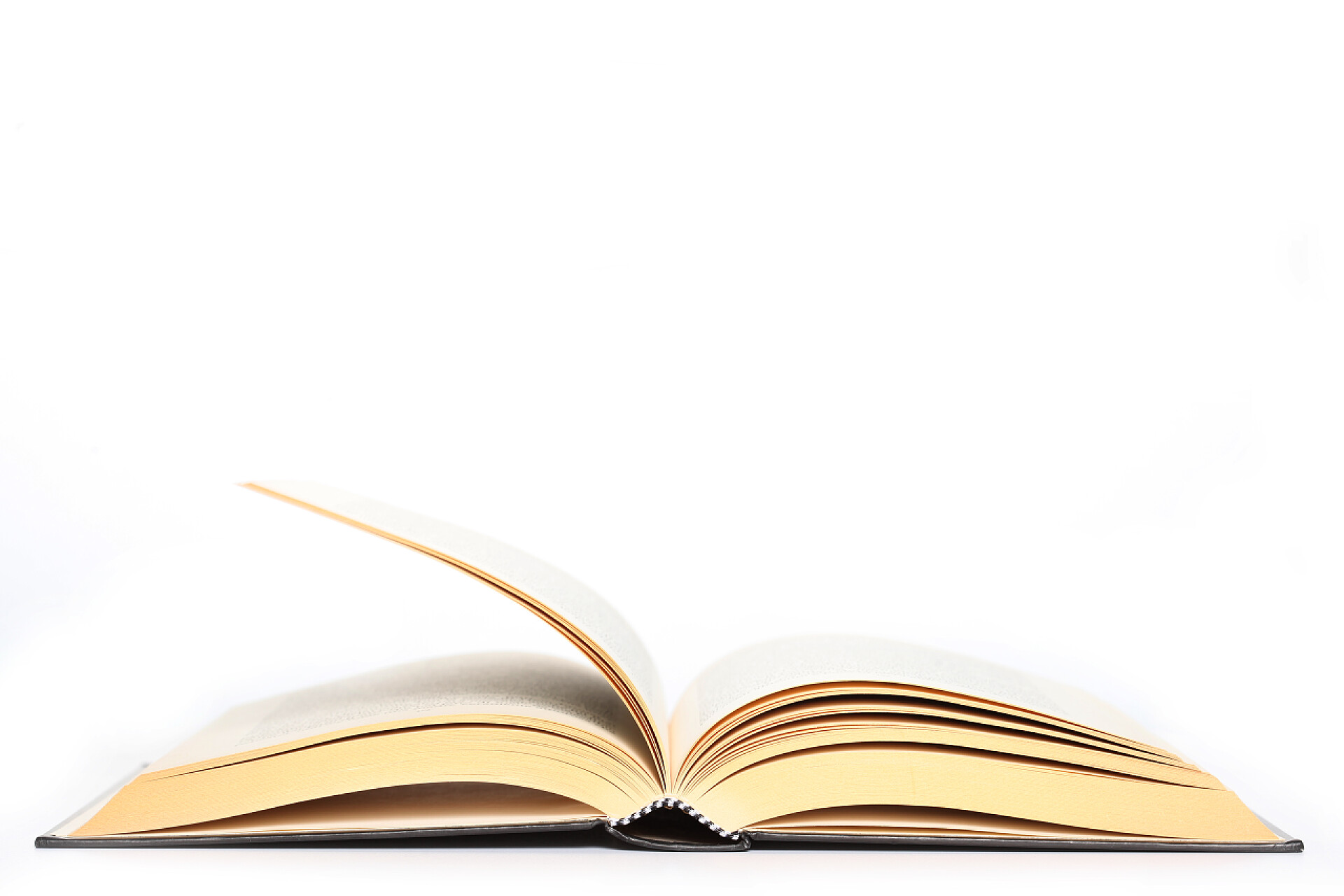 白色背景上打开的书本打开在白色背景上隔离的书籍，并为您的文本提供复制空间