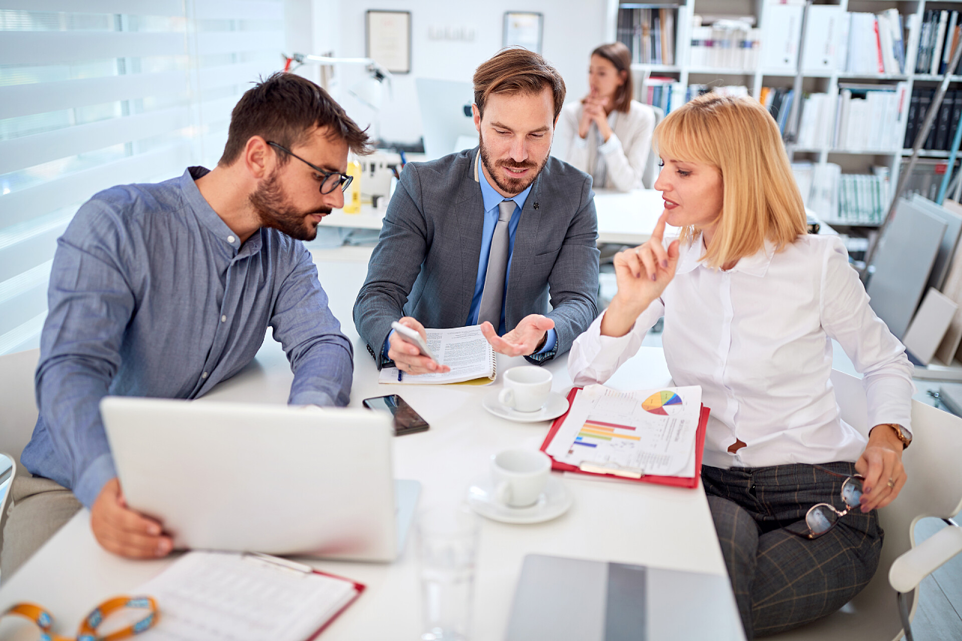 在办公室讨论开会的企业员工业务组同事有会议