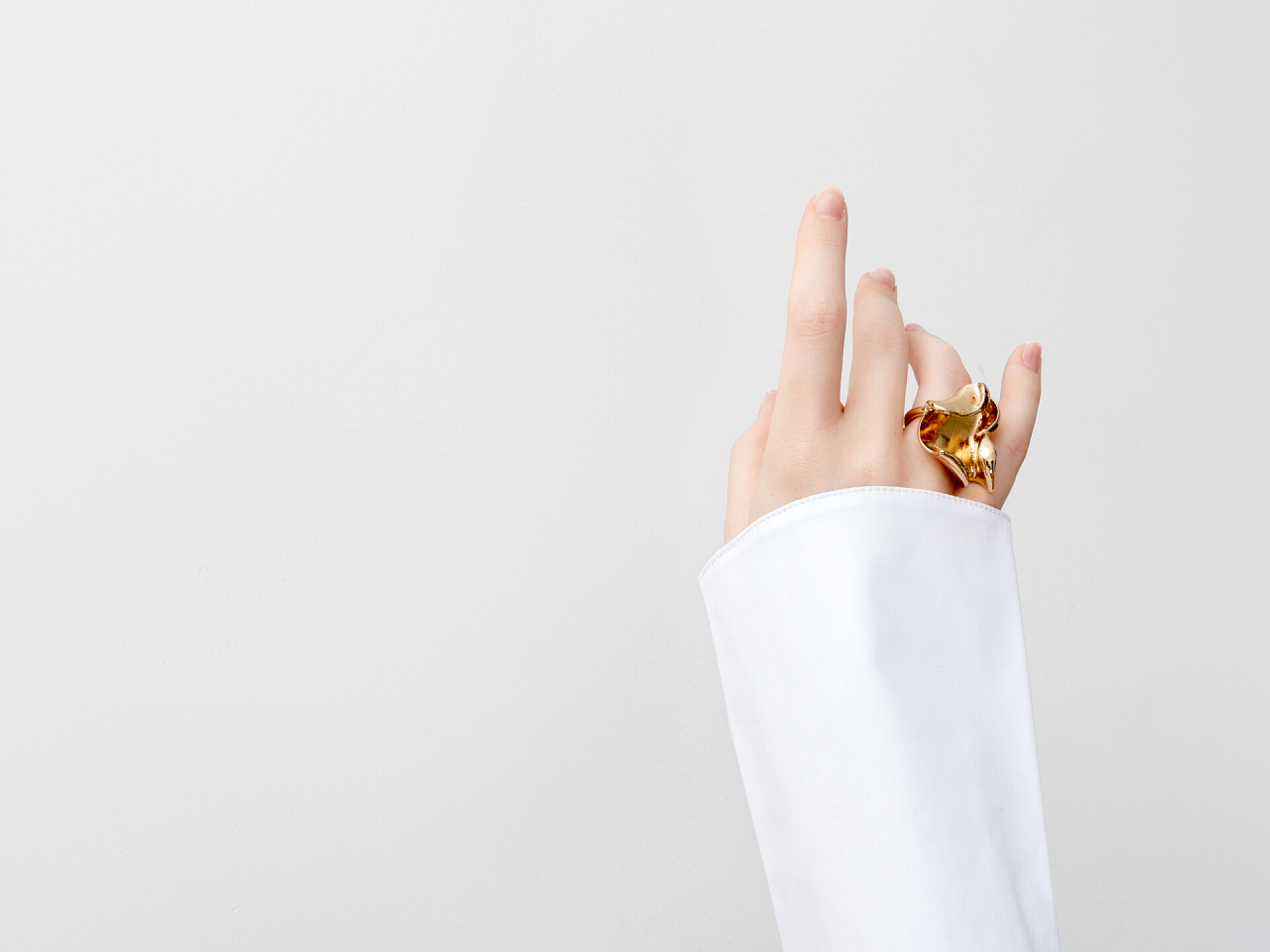 白色背景的美甲造型