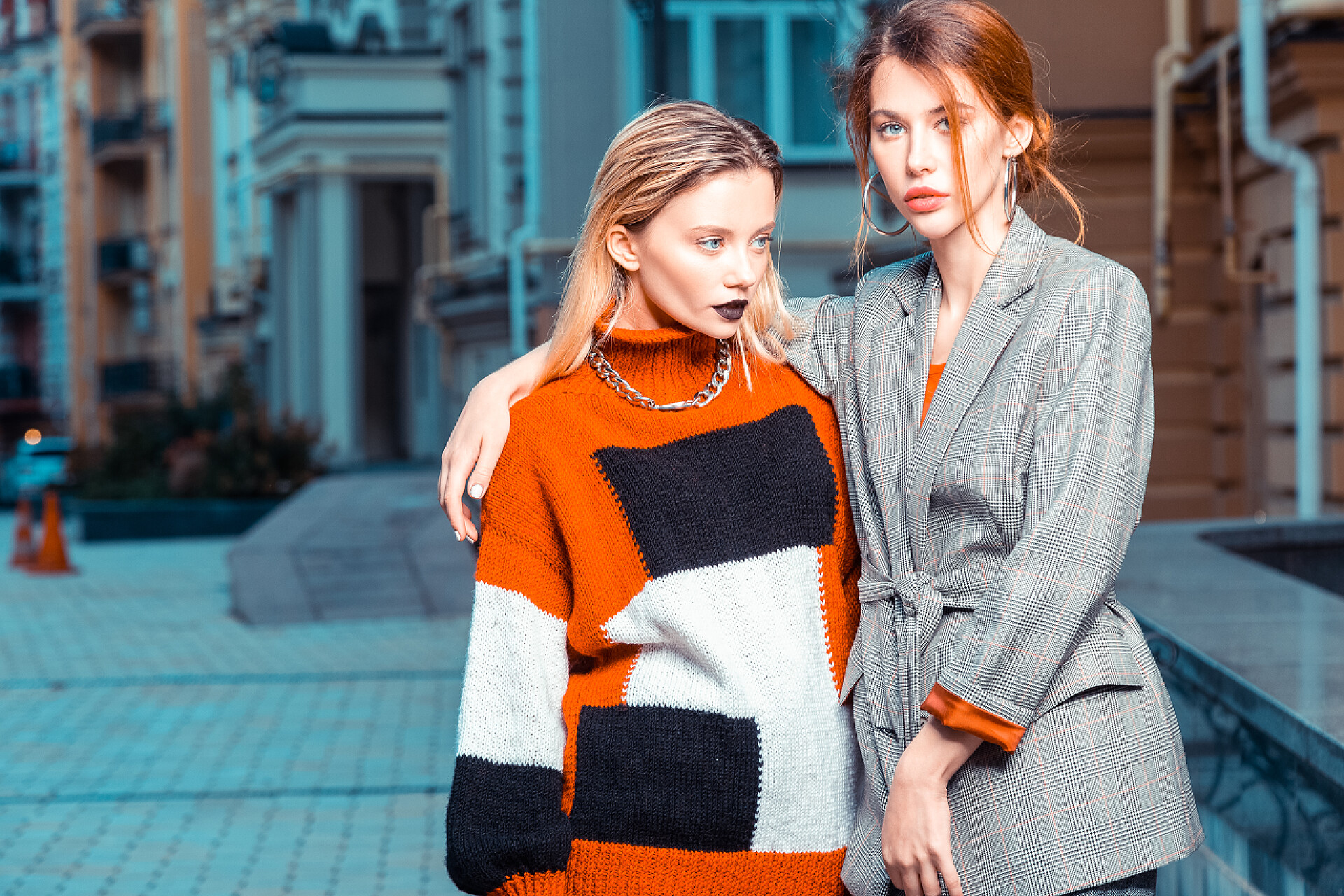 金发时尚模特红头发和金发模特摆姿势外面为时尚目录