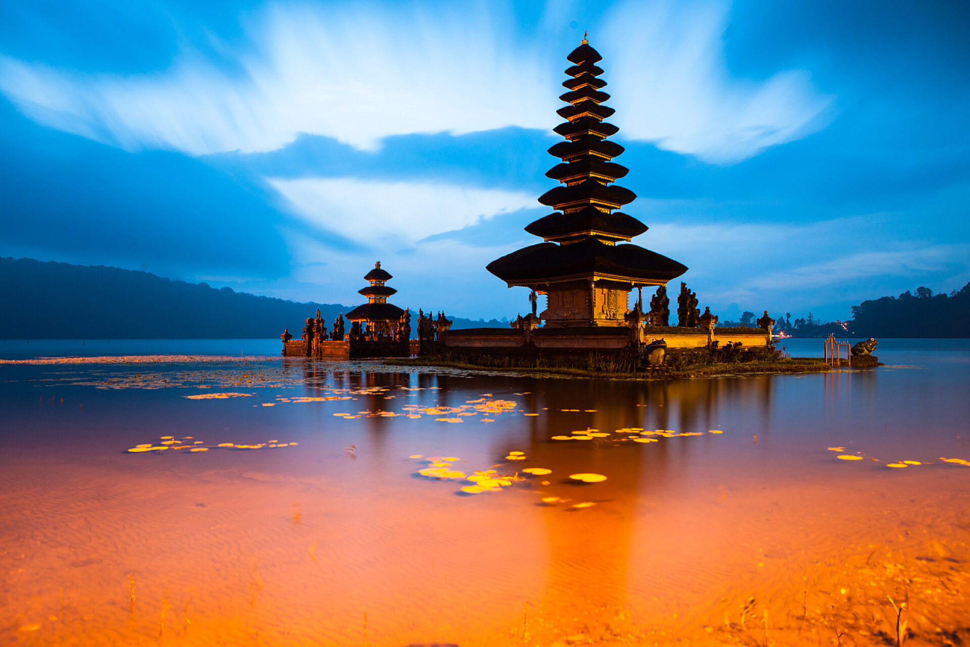 巴厘岛日落古老的乌伦达努贝拉坦寺或普拉布拉坦，印度尼西亚印度教水神庙在布拉坦湖岸边的贝杜古尔附近的山区，巴厘岛日落.