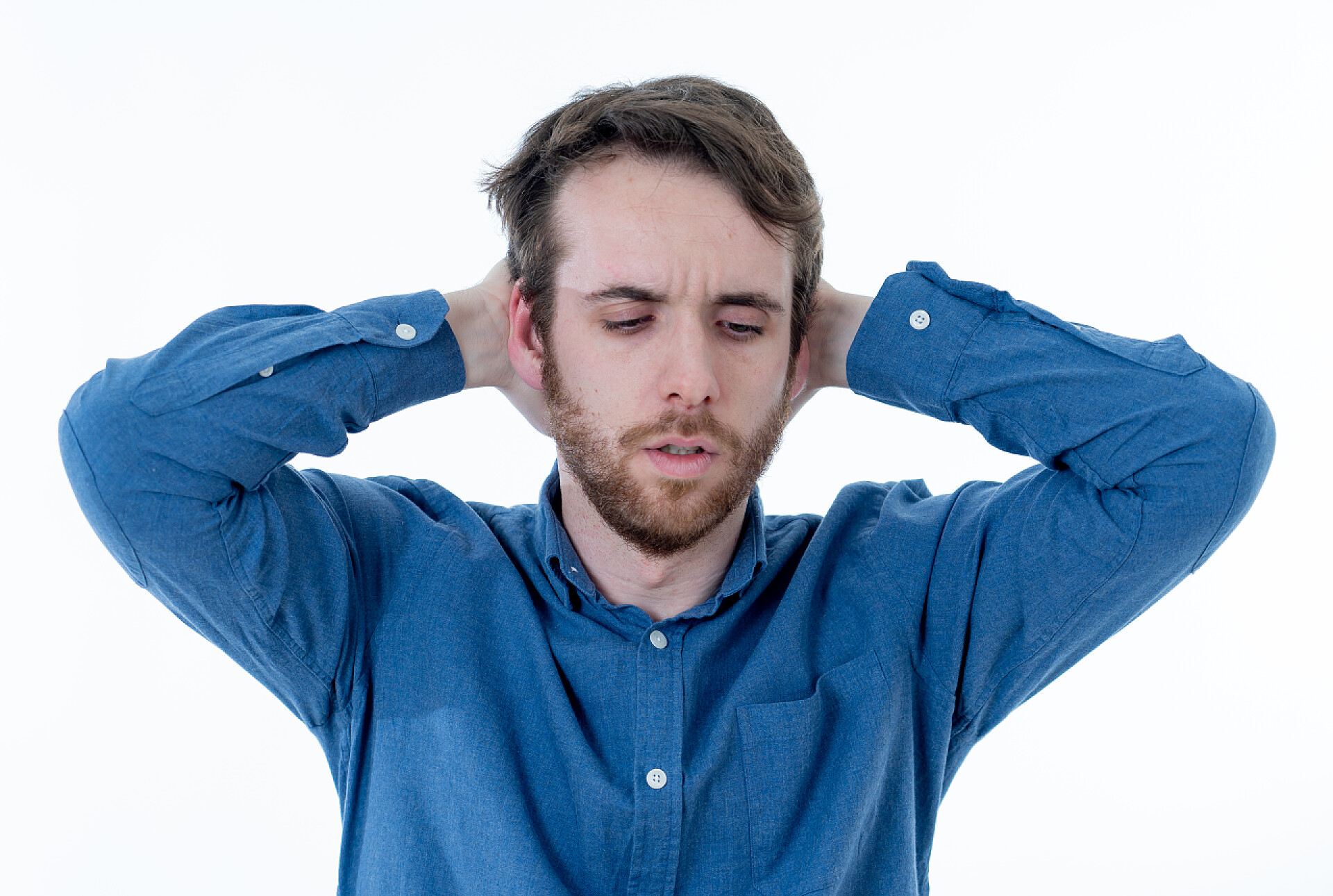 患有抑郁症的年轻悲伤的人患有抑郁症的年轻悲伤的人。忧心忡忡的时髦人看起来沮丧和绝望,感到悲伤。带复制空间的肖像。在人、人的情感和心理健康概念中.