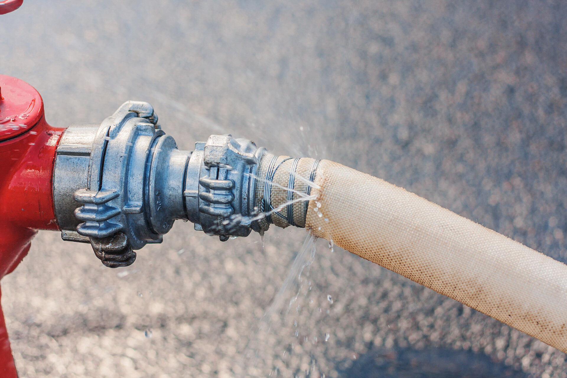 在路上的消防栓喷出水来