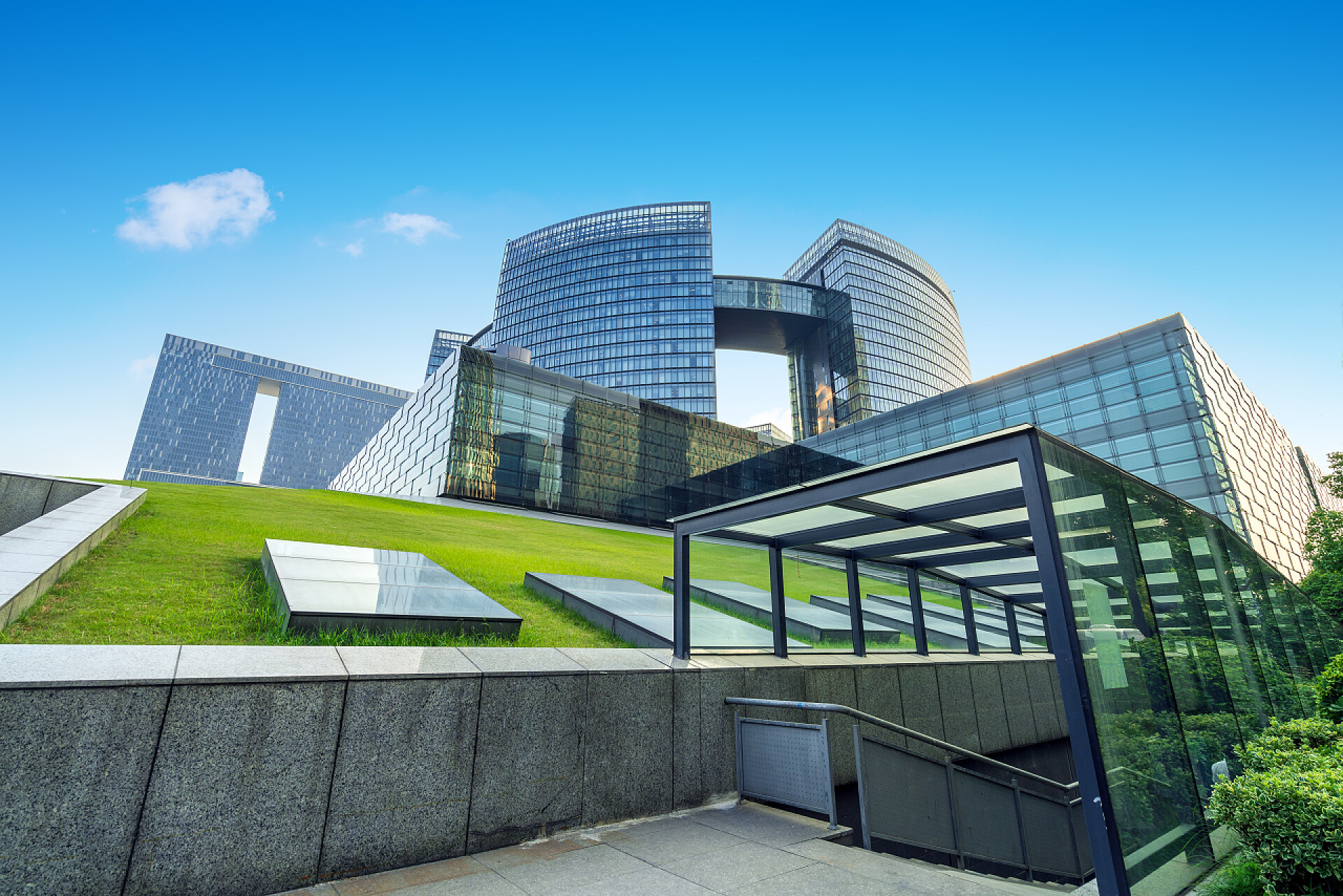 草坪附近的高层建筑杭州城市景观， 中国