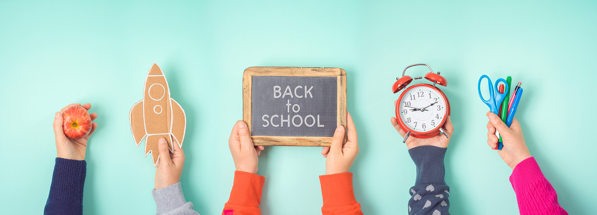 双手拿着学习用品回到学校创意概念与手拿着学校请求