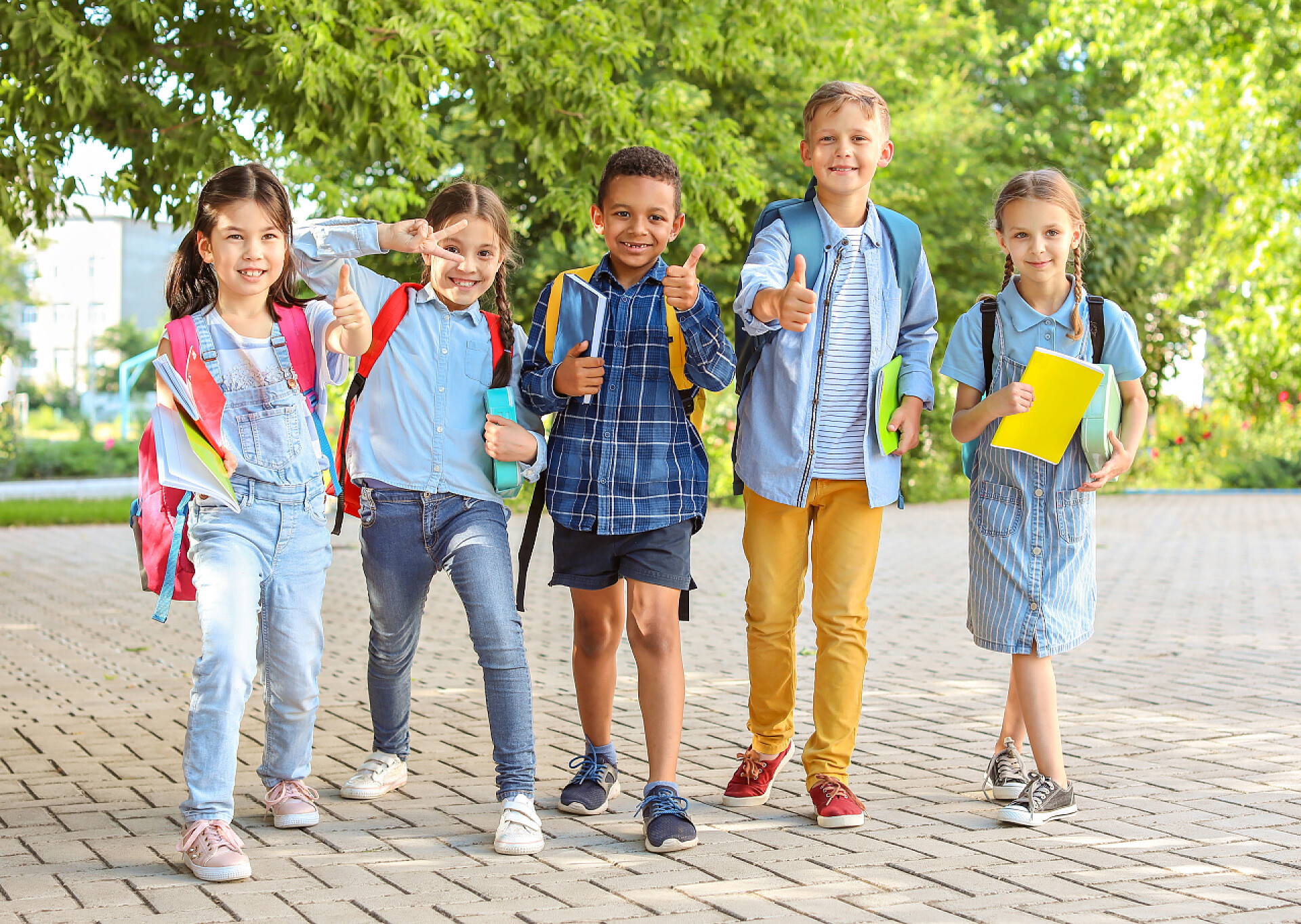 一群可爱的小学生在户外一群可爱的小学生在户外