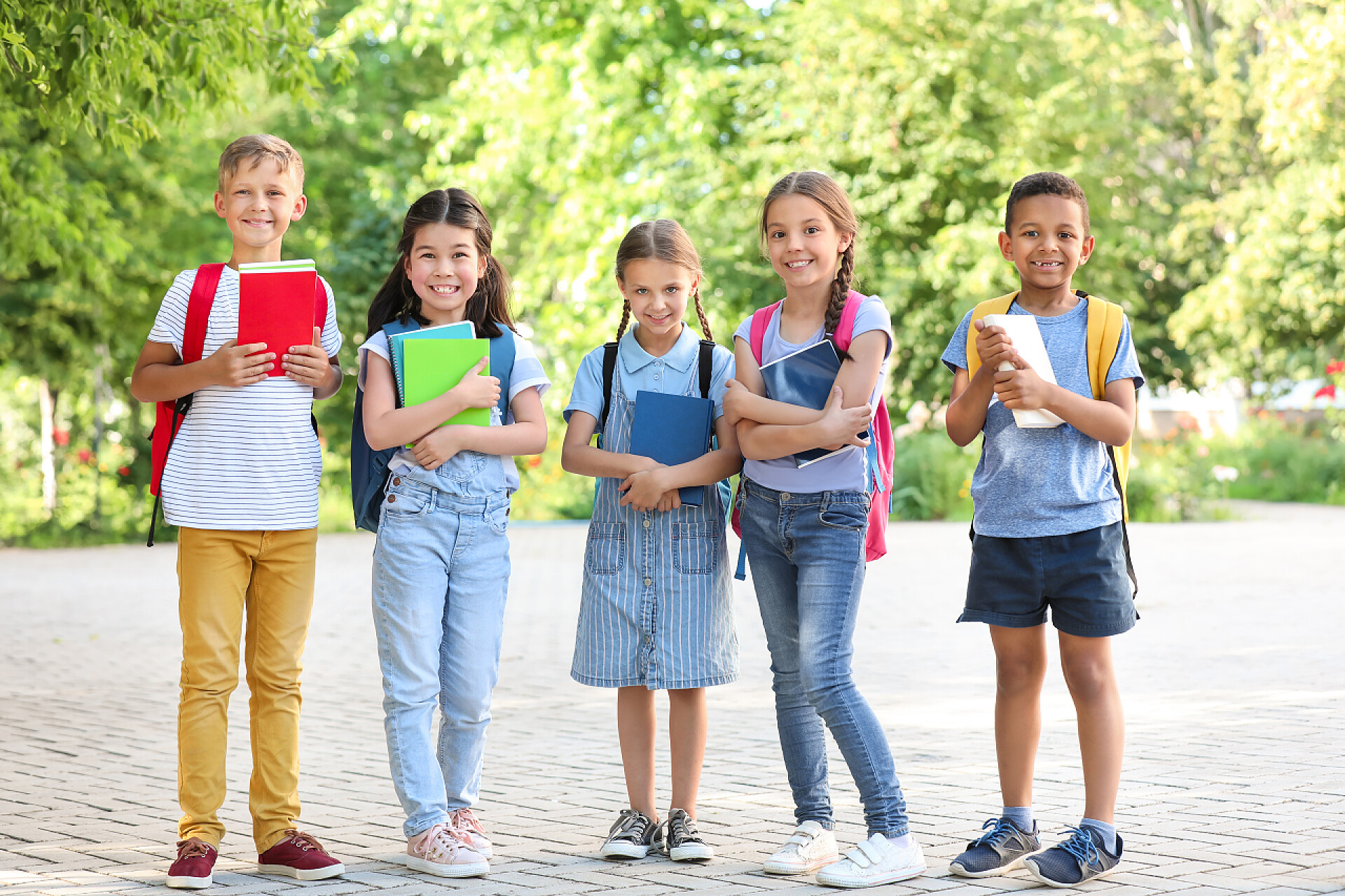 一群可爱的小学生在户外一群可爱的小学生在户外