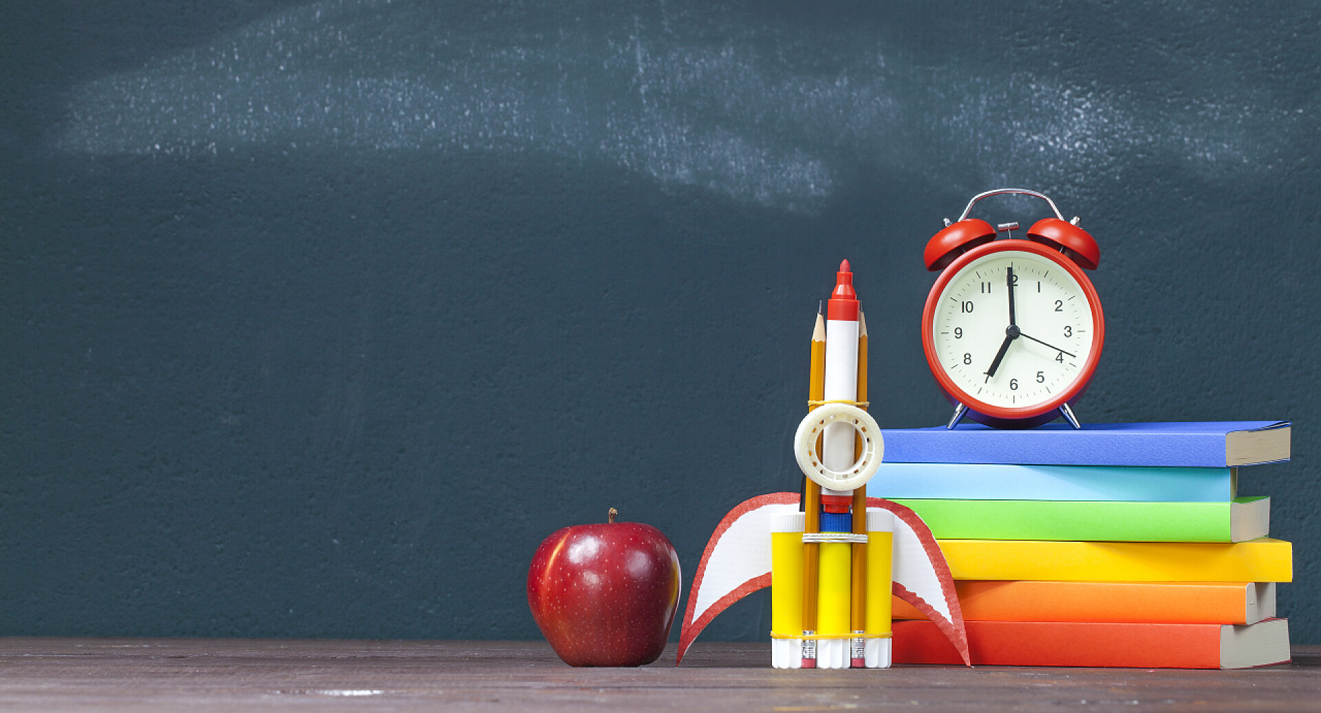 黑板背景上的学习用品回到学校背景与摇滚