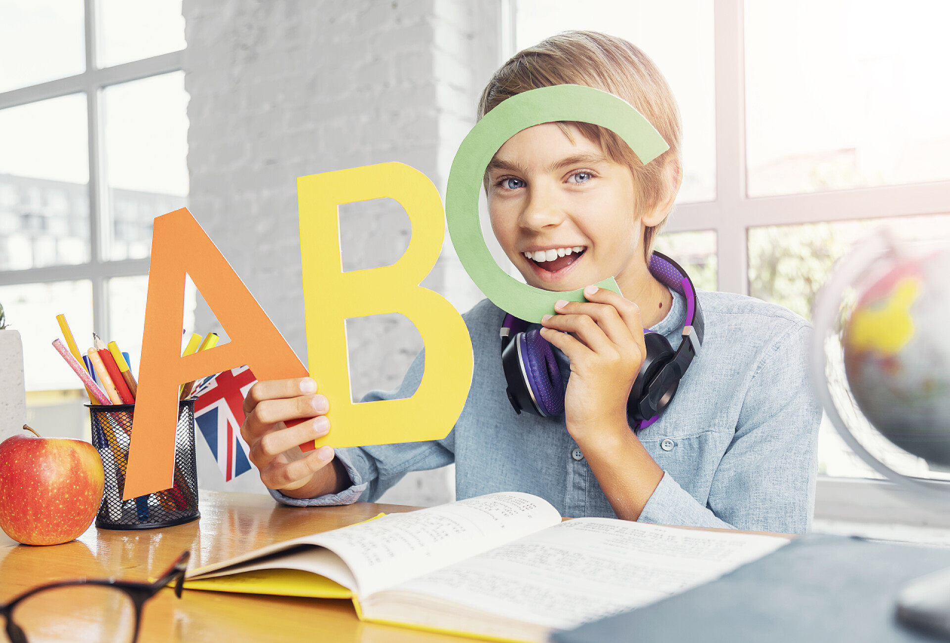 小学生在教室里玩英语字母学习英语字母