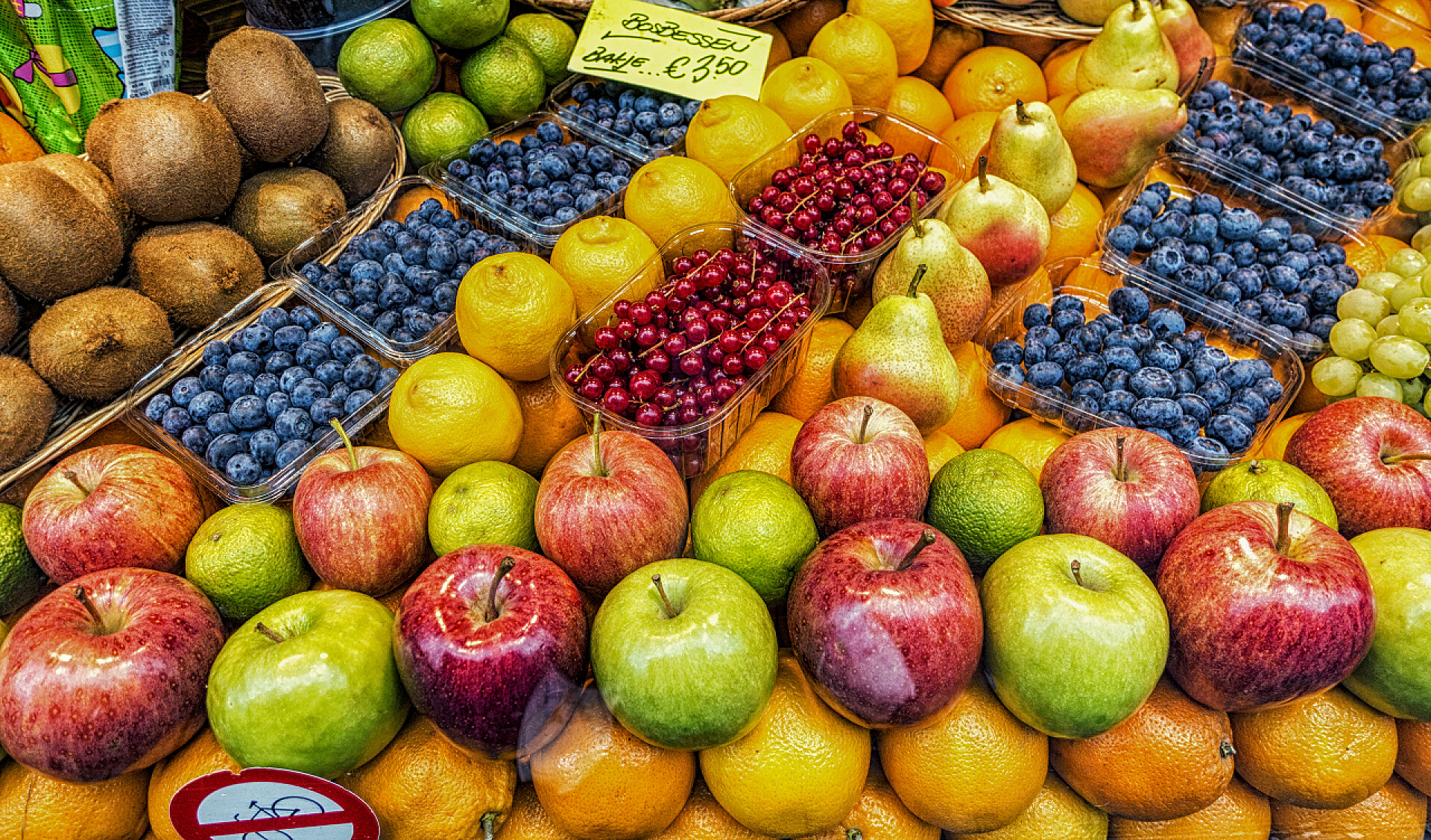 市场上的各种水果在市场出售的各种水果