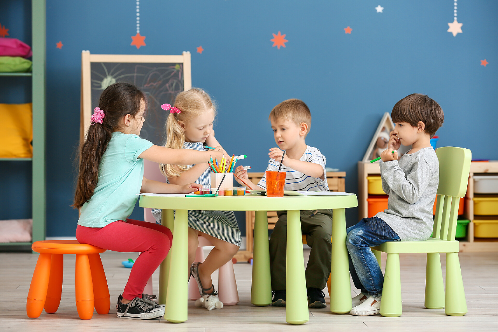 小孩在幼儿园画画可爱的小孩在幼儿园画画