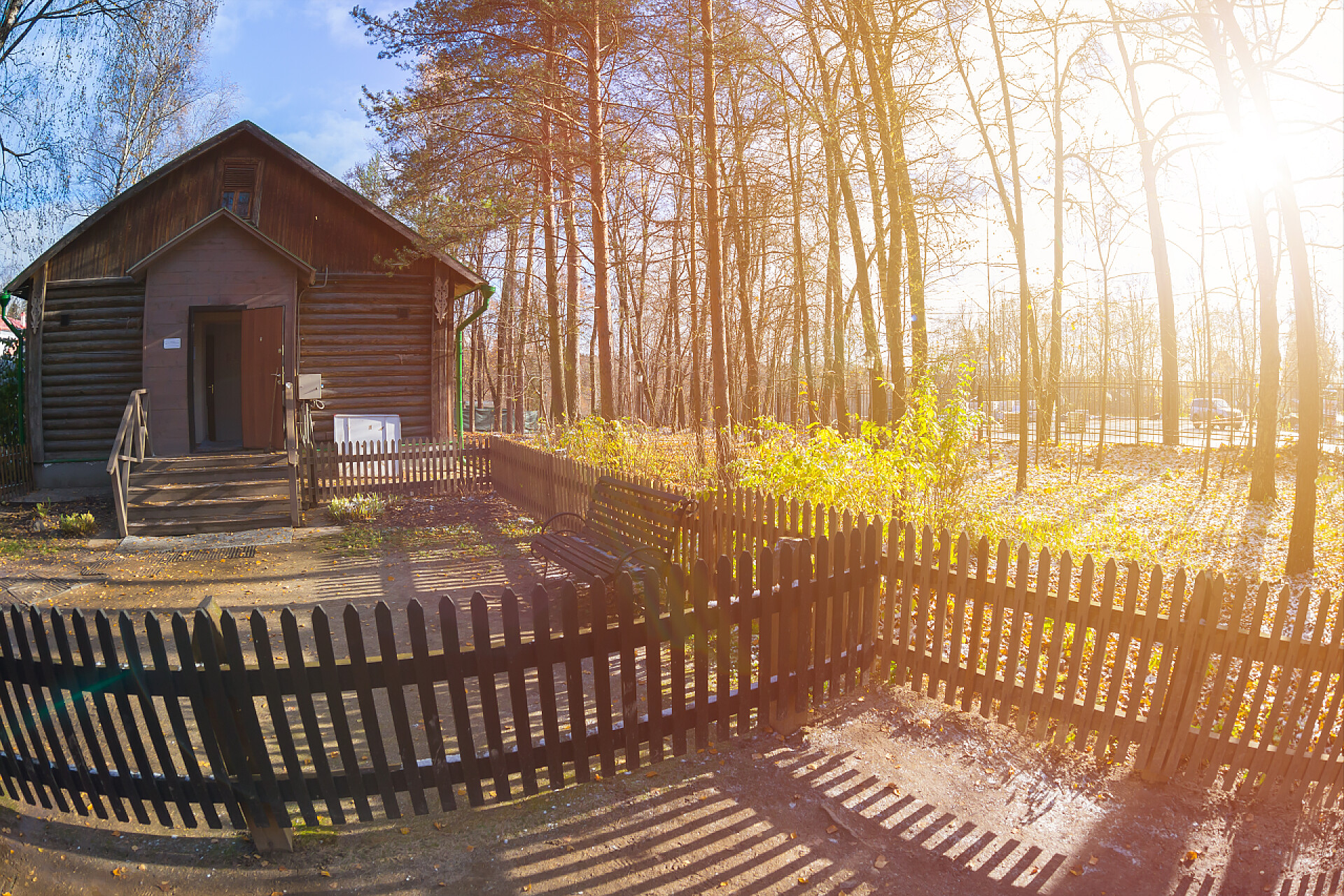 老乡间别墅老乡间别墅，早晨在村里，长影，乡村景观在秋天与鱼眼透镜效果
