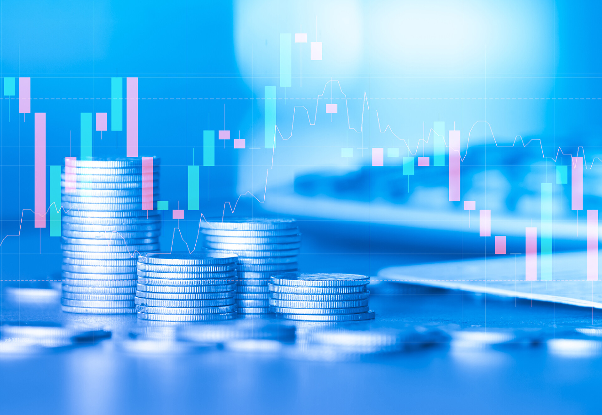 桌子上的金币成堆的金币与交易图表的背景，金融投资概念 