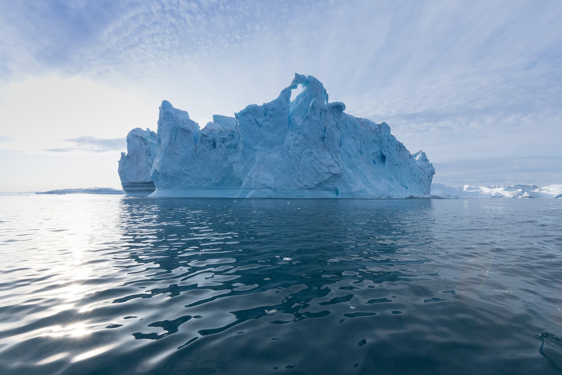 蓝天下的山脉和湖面景观格陵兰岛或南极洲的自然和景观。在船上的冰中旅行。研究全球变暖现象 冰和冰山的异常形式和颜色 美丽的晴天和多云天 