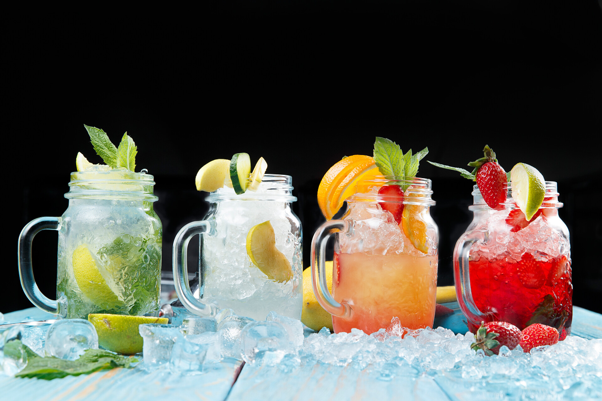 不同口味的冰镇啤酒夏季水果和浆果饮料
