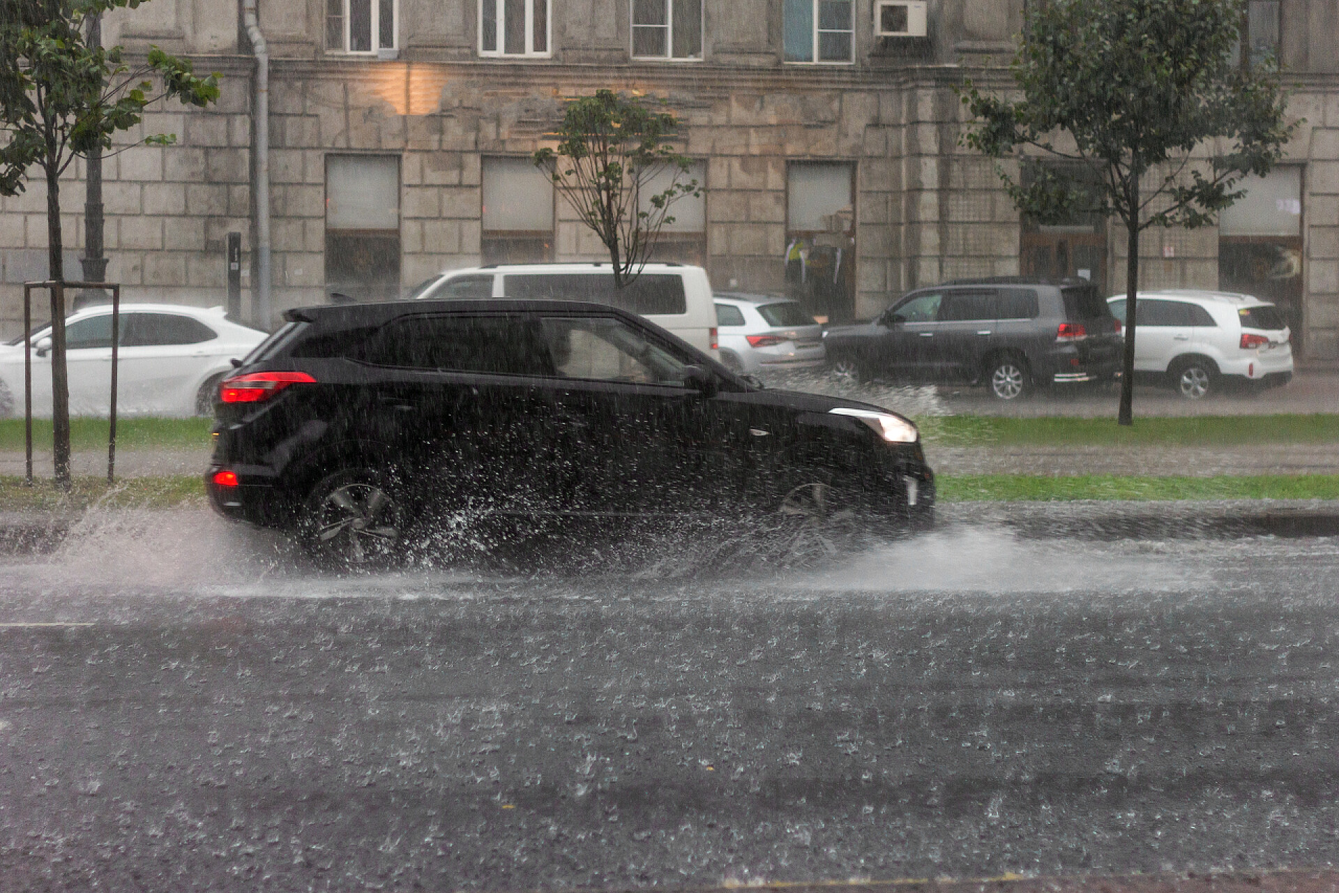 大雨天在公路上的汽车雨路驱动洪水水坑秋滴