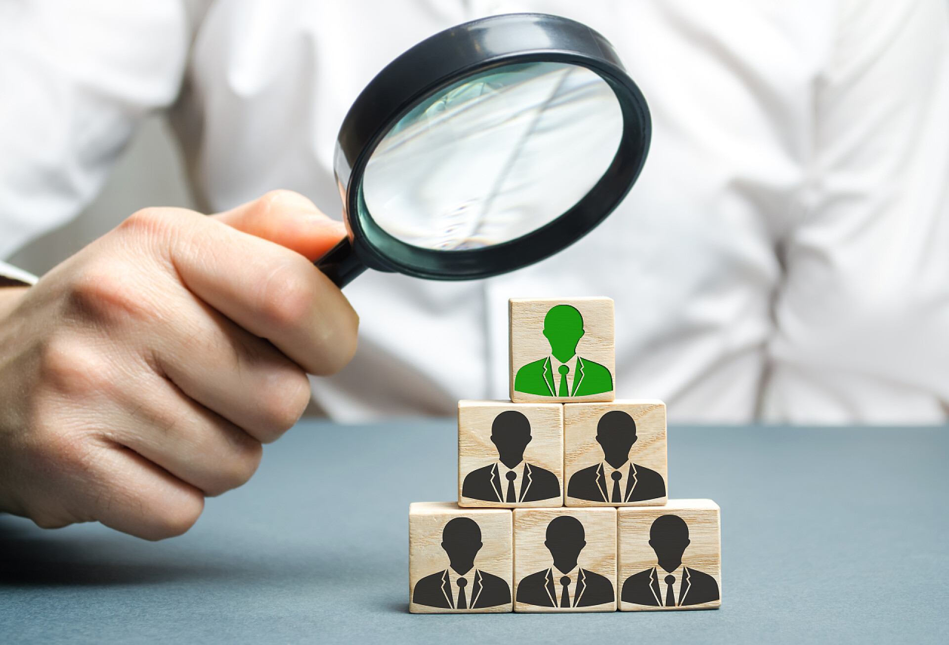 一个放大镜和贴有人形图案的小木块