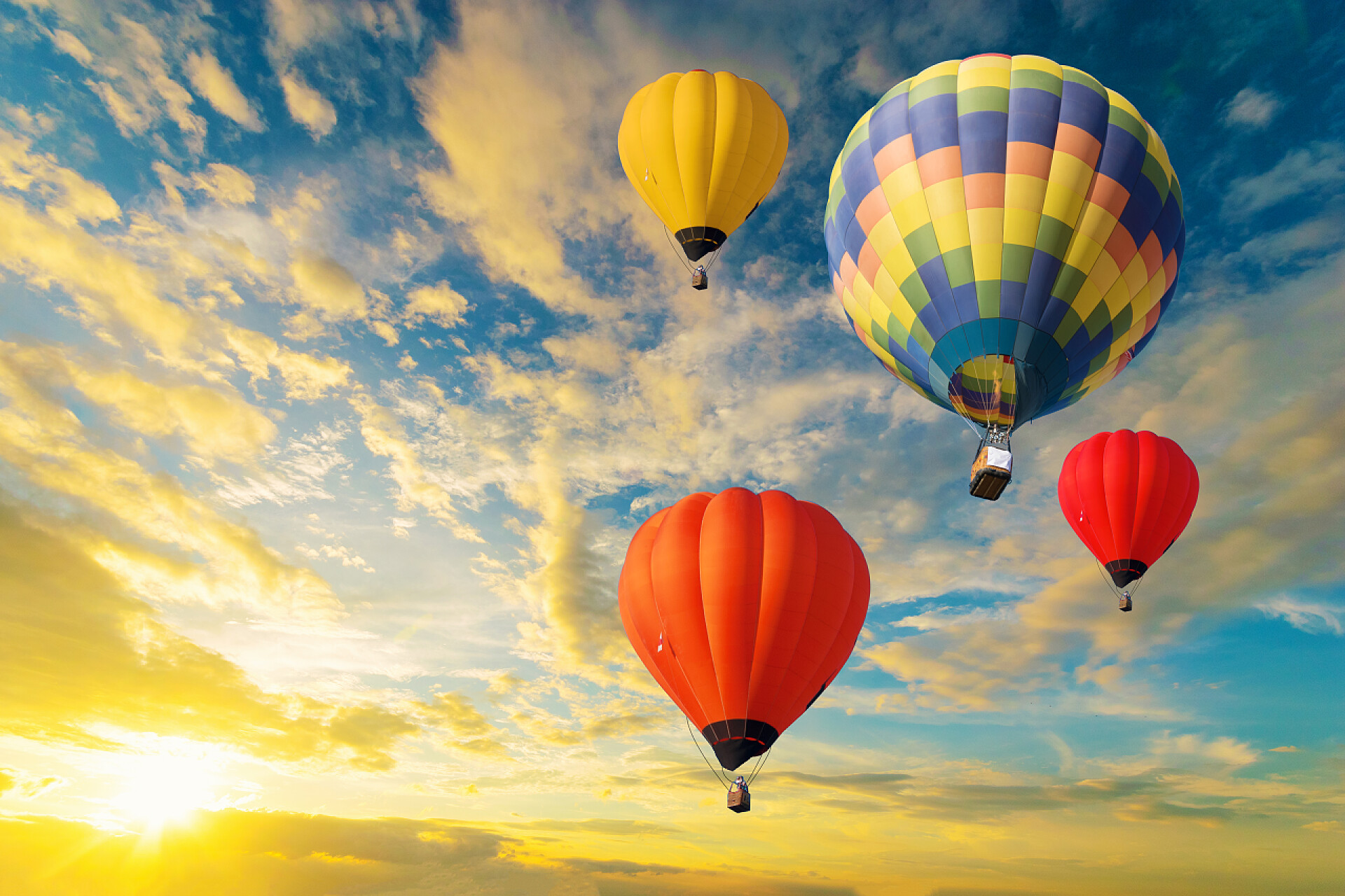 蓝天白云下的热气球戏剧日落天空蓝色和橙色的太阳光通过