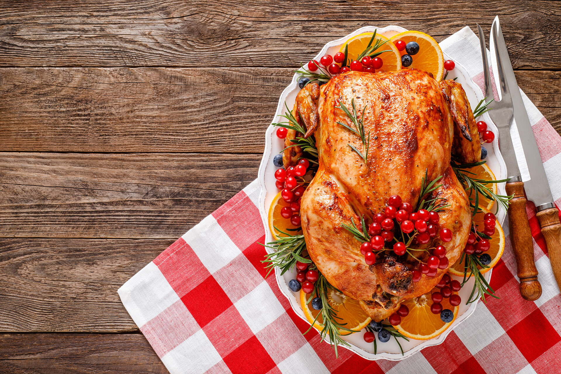 感恩节木质背景上的烤鸡