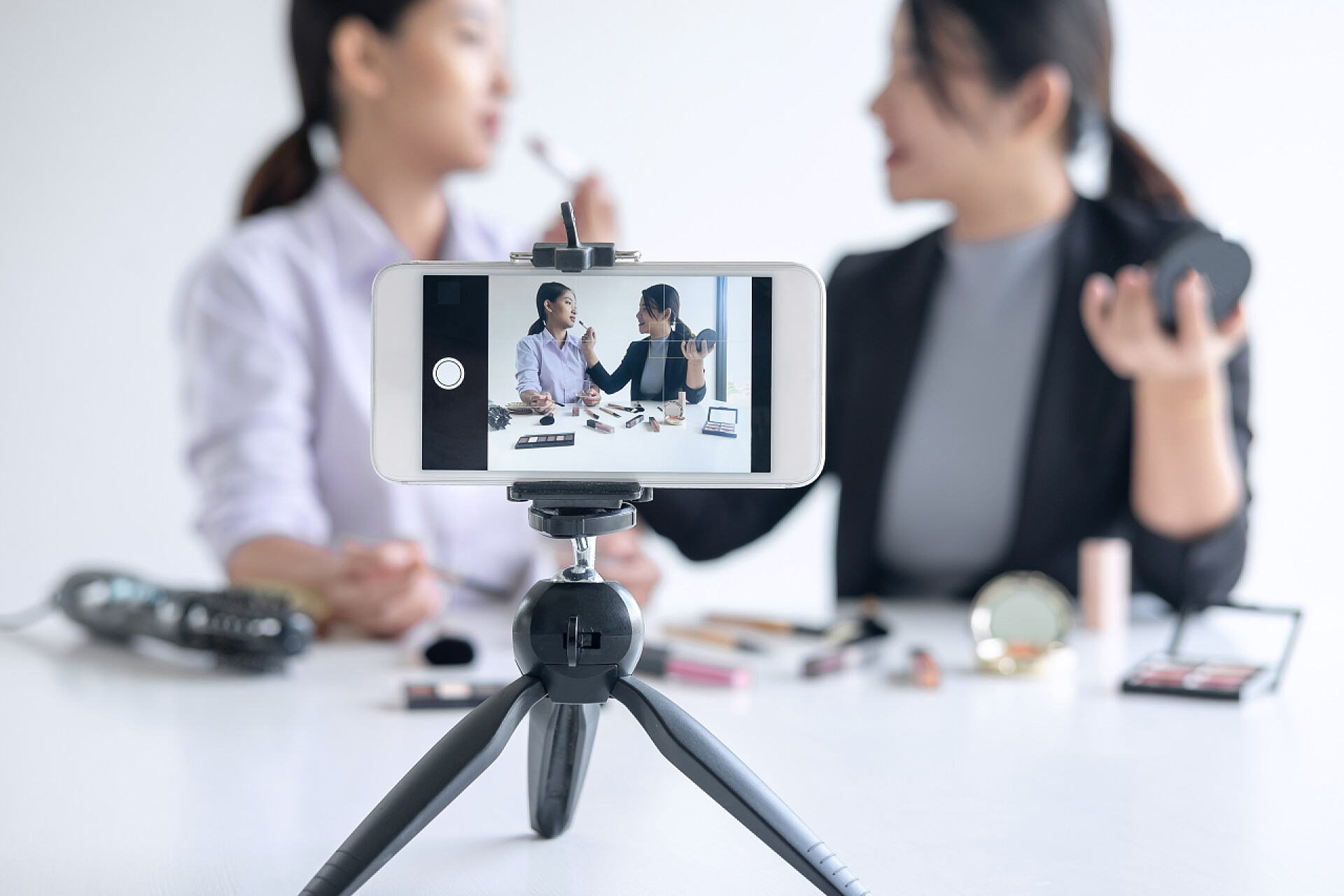 在家里录制化妆视频的女孩商业在线社交媒体,两个美丽的女人博客是 