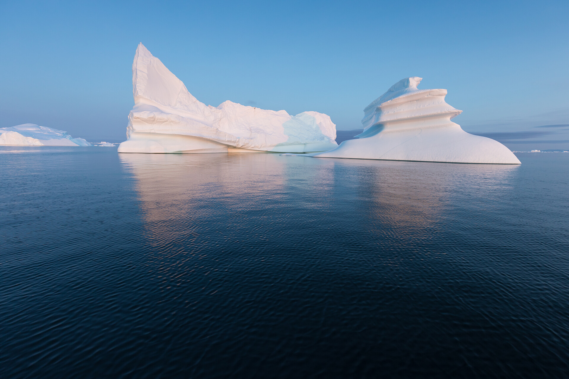 巨大的冰山西格陵兰岛迪斯科湾的巨大冰山形式各异。它们的源头是雅库布沙温冰川。这是全球变暖和冰的灾难性融化现象的后果 