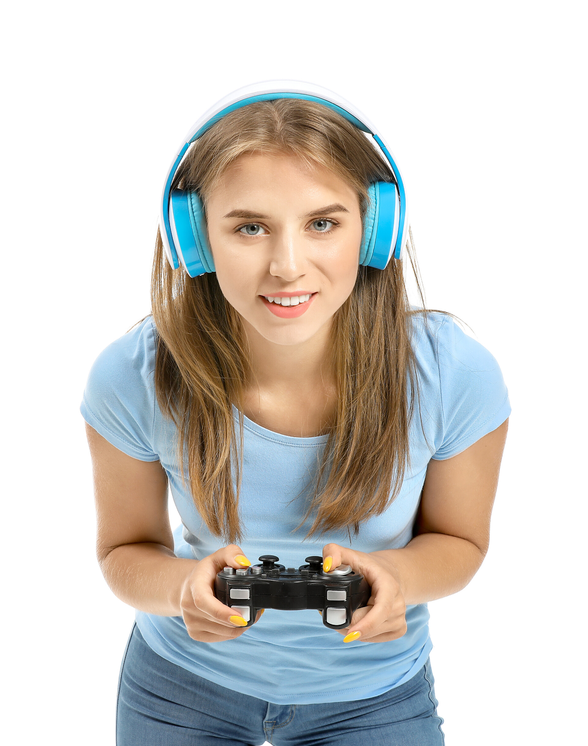 微笑着的女孩手里拿着游戏手柄青少年女孩玩视频游戏的白色背景