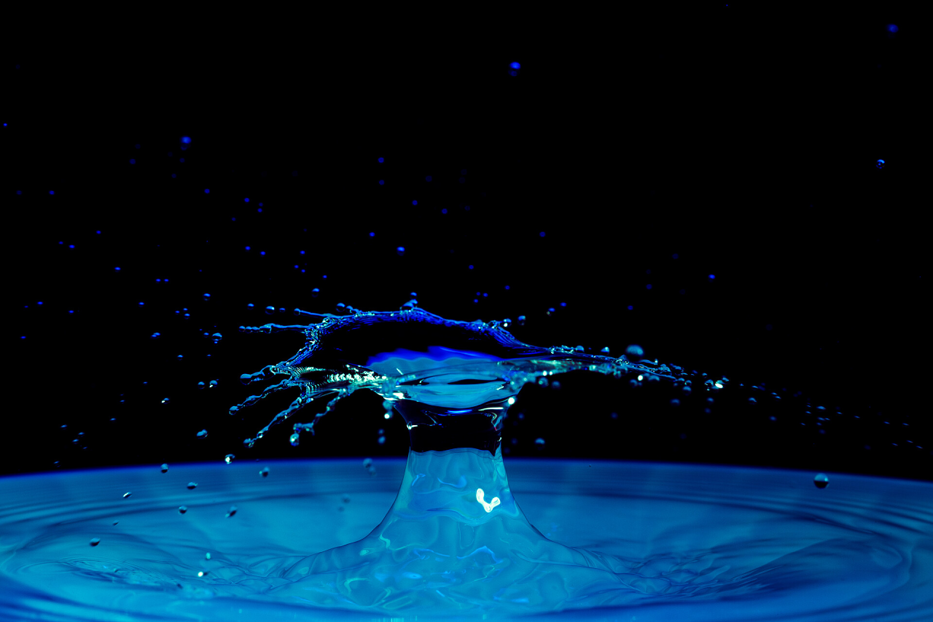 蓝色水滴波纹水滴掉在水里 