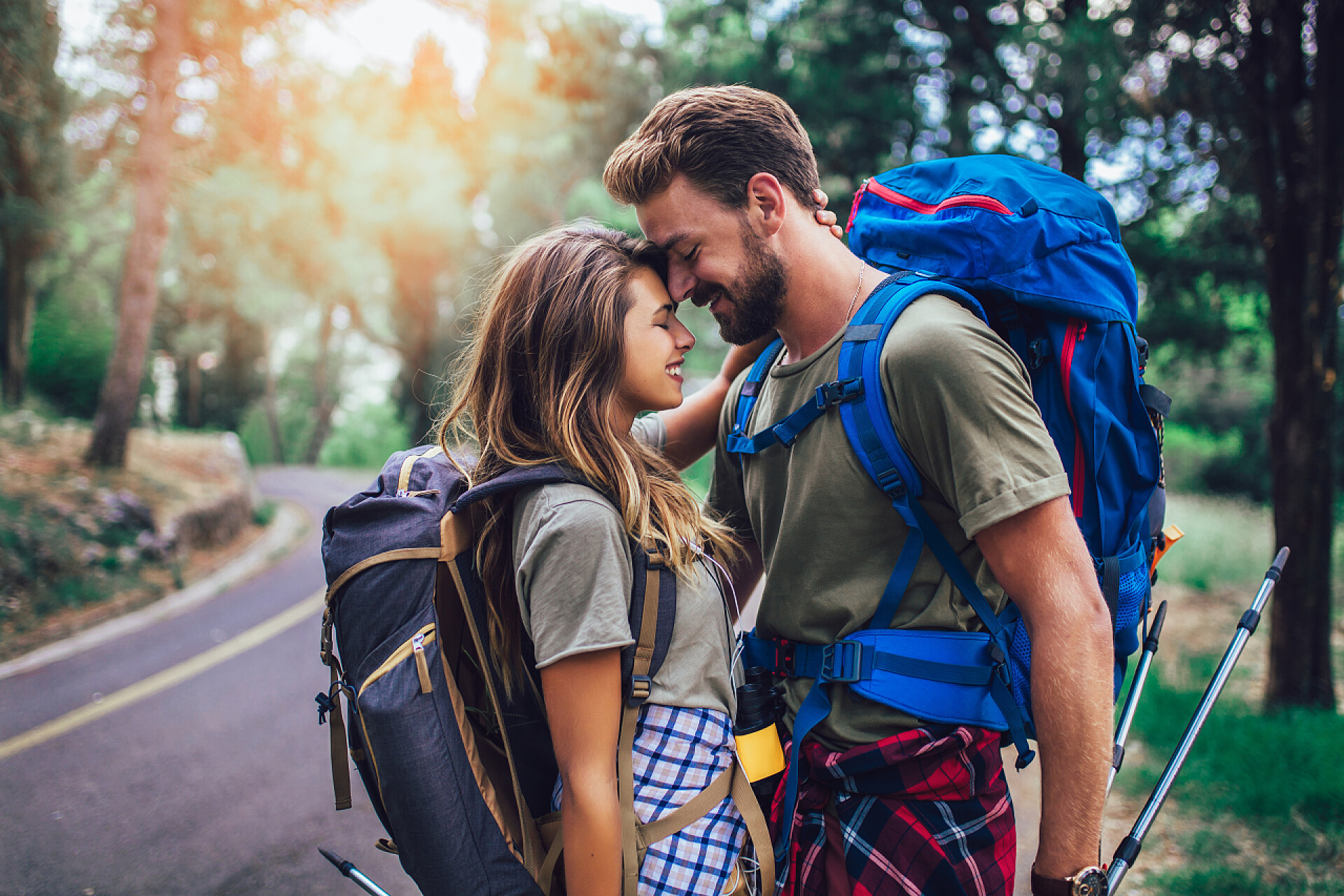 罗玛蒂夫妇在背着背包行走浪漫夫妇步行与背包在自然背景