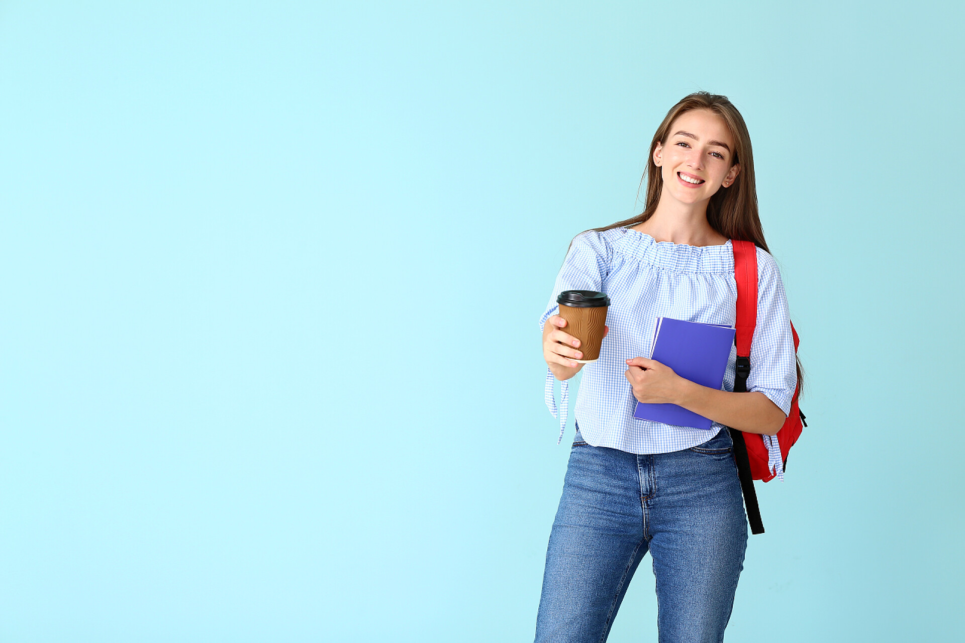 美丽的女性在蓝色背景上基于肤色背景的女生肖像